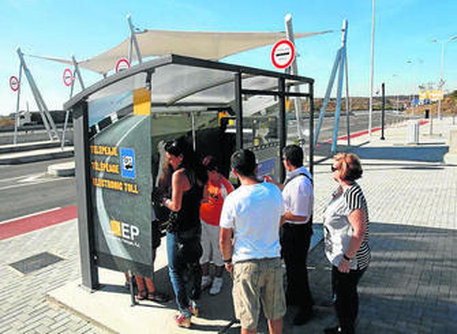 Usuarios en una cabina de información y expedición de billetes.