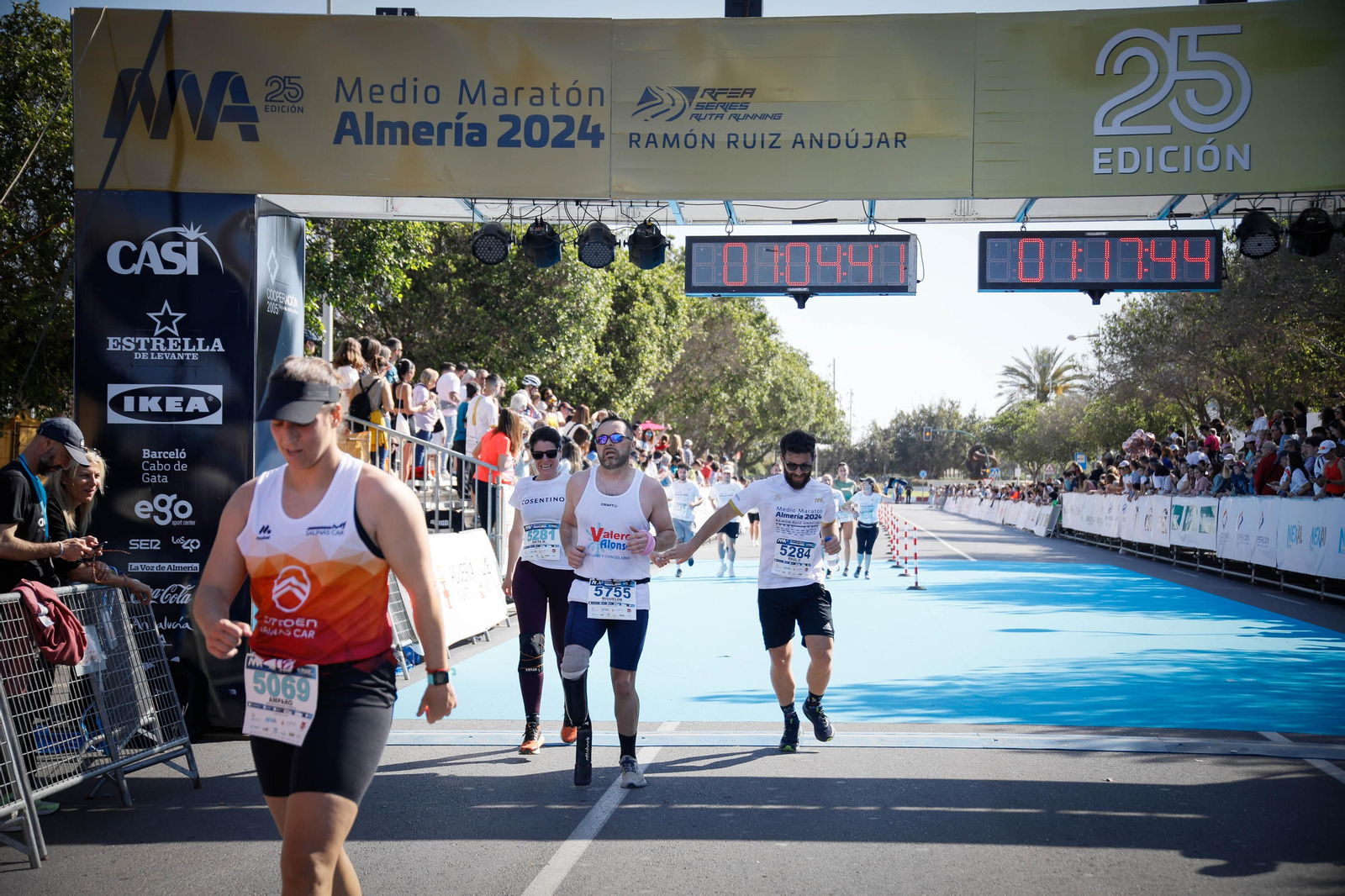 Imágenes de la llegada de la Media maratón Ciudad de Almería