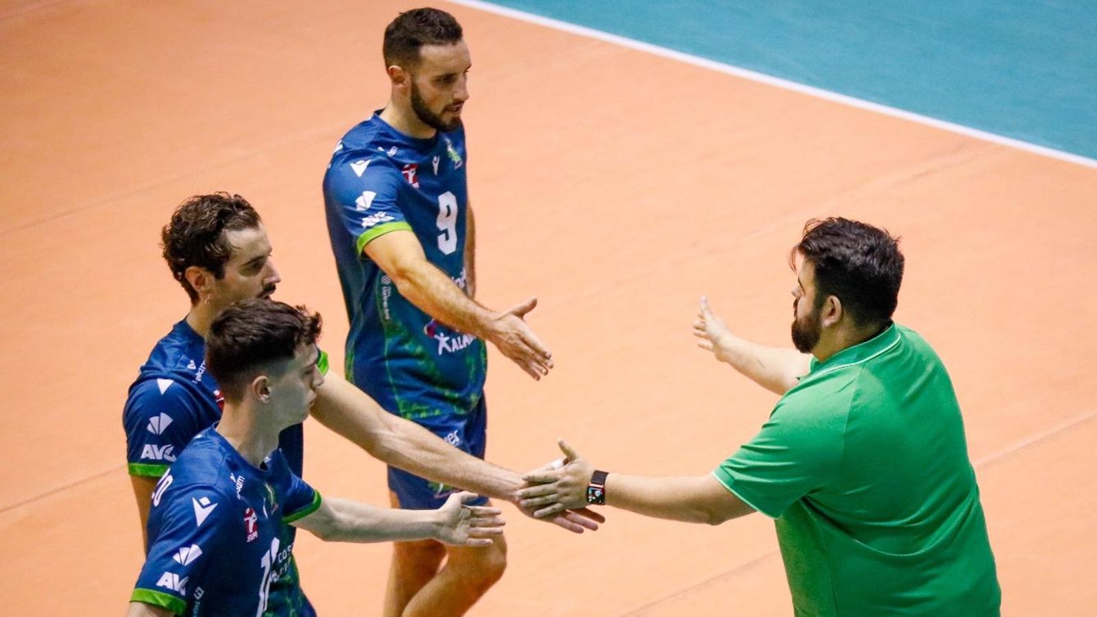 Pablo Ruiz felicita a sus jugadores en el último duelo liguero.