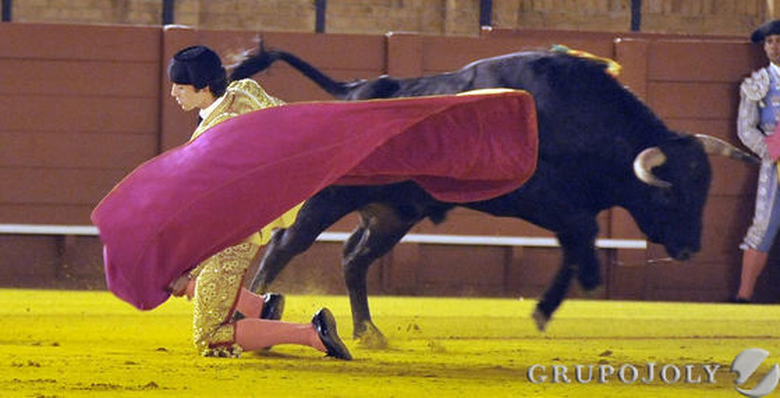 Serna, en plena faena con el quinto.

Fotos: Juan Carlos Vázquez