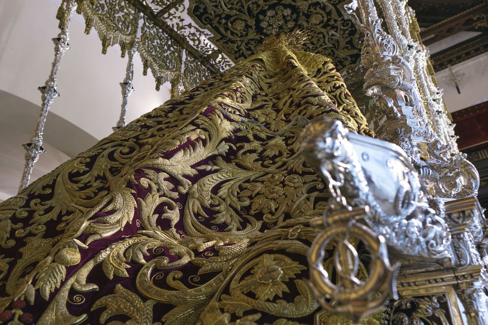 La Esperanza de Triana amanece subida en su palio, con el manto morado a estrenar en la Madrugá