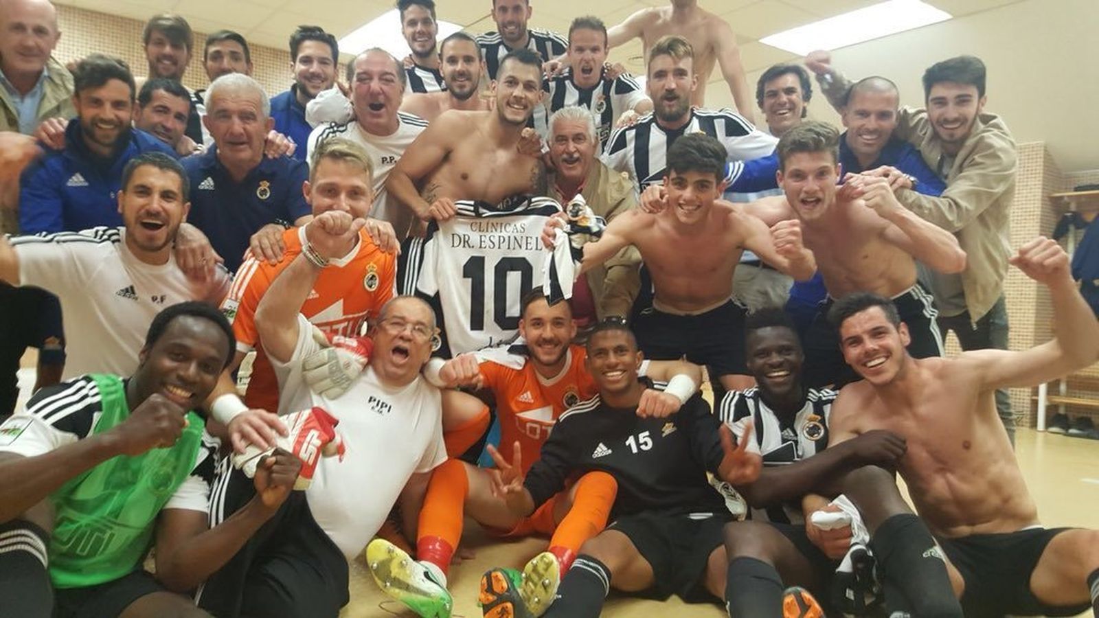 La plantilla de la Balona celebra ayer la salvación tras ganar en Murcia.