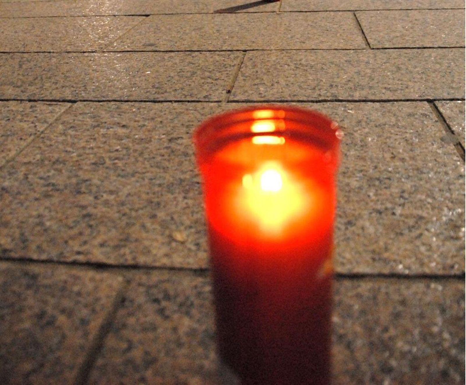 Una vela encendida por los mayores.