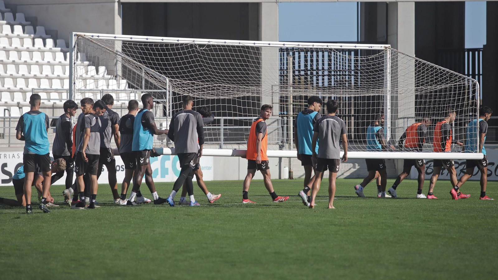 Jugadores de la Balona desplazan una portería móvil durante un entrenamiento