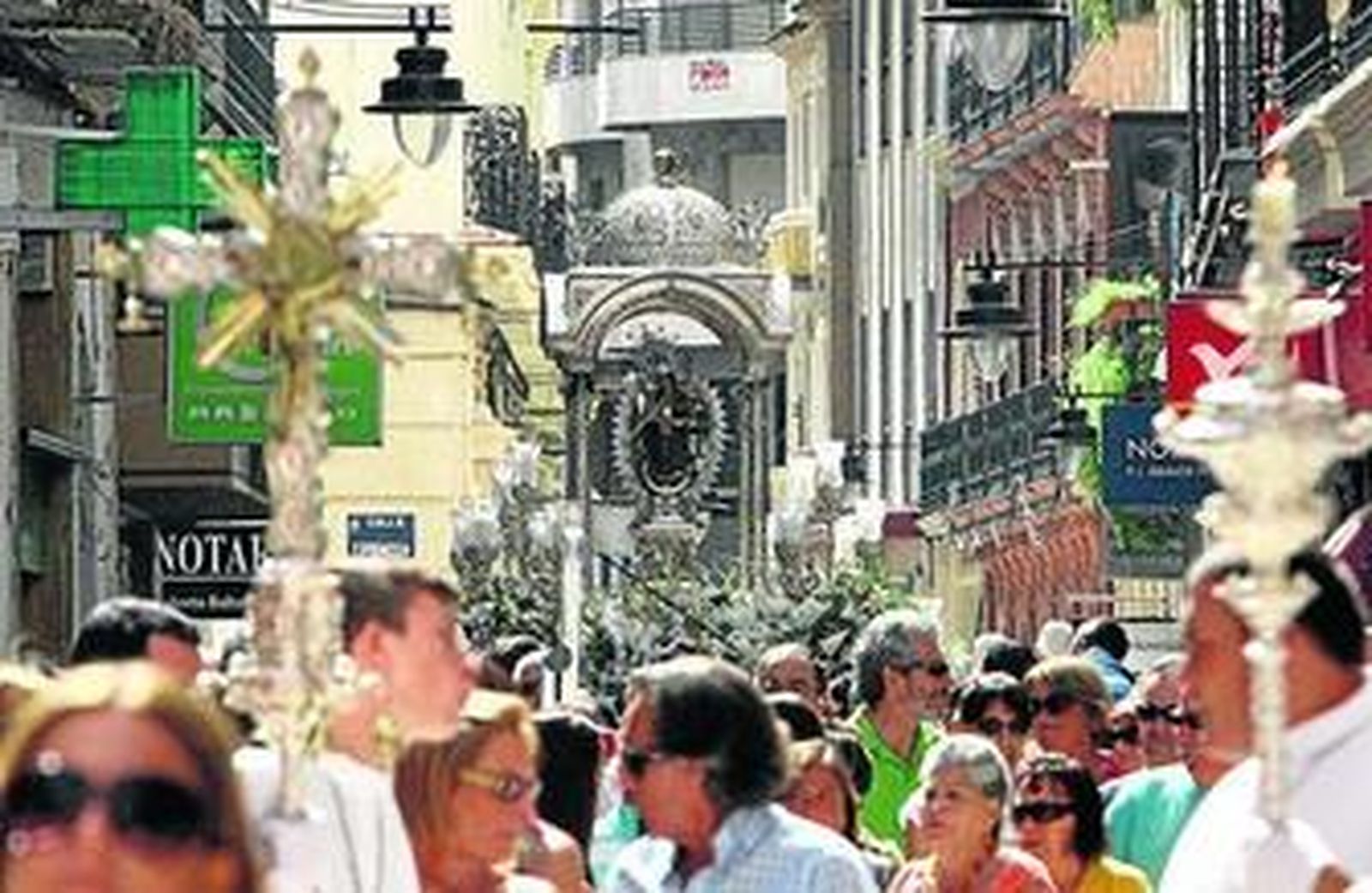 Aspecto que mostraba la calle Concepción al mediodía de ayer cuando la Virgen de la Cinta se aproximaba a la céntrica parroquia.