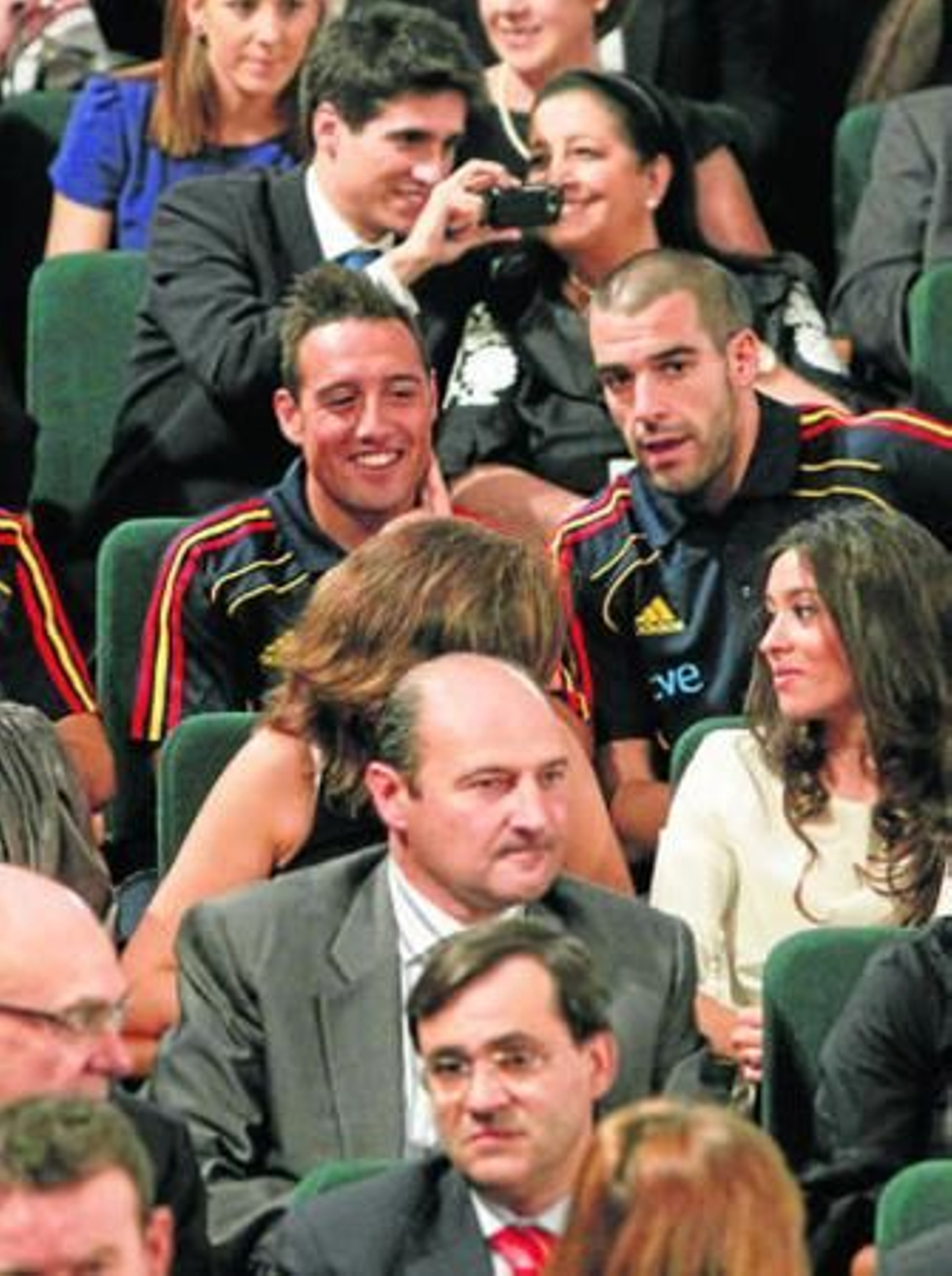 Negredo dialoga con Cazorla en el acto del Mérito Deportivo.