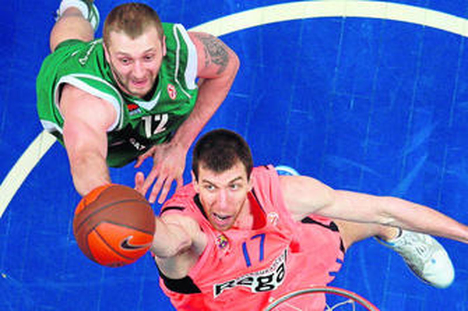 Fran Vázquez atrapa un rebote ante un jugador del Unics Kazan en un partido de la pasada Euroliga.