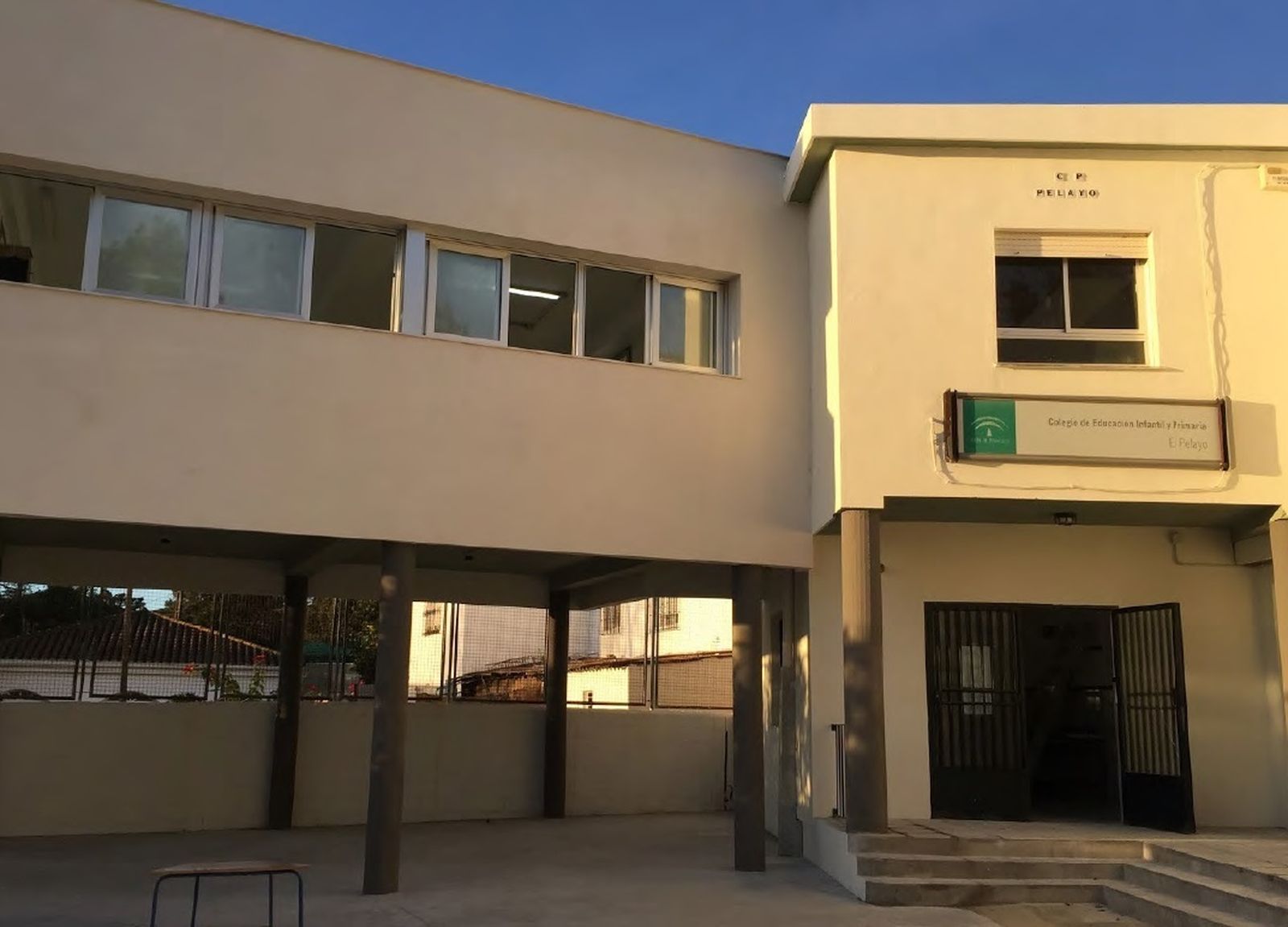 Entrada del CEIP El Pelayo de Algeciras