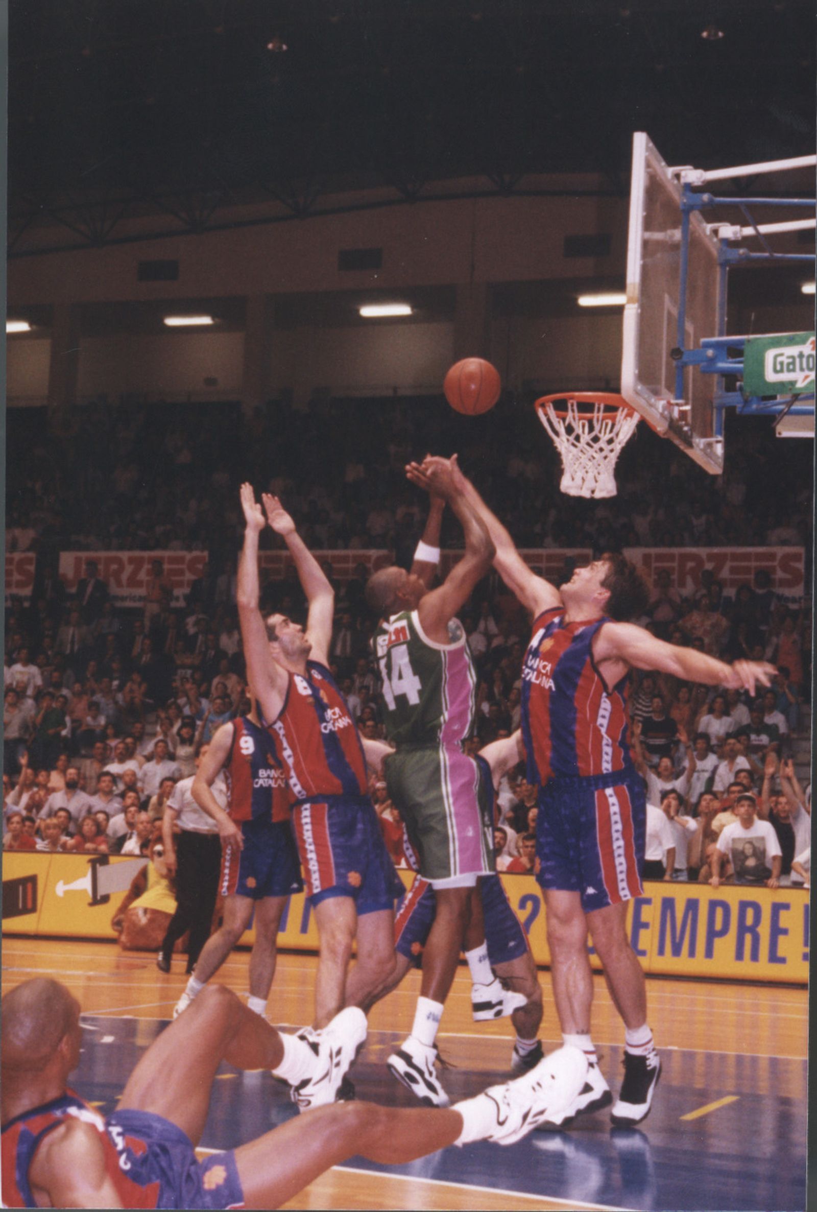 Quique Andreu, a la izquierda intentando defender a Kenny Miller.
