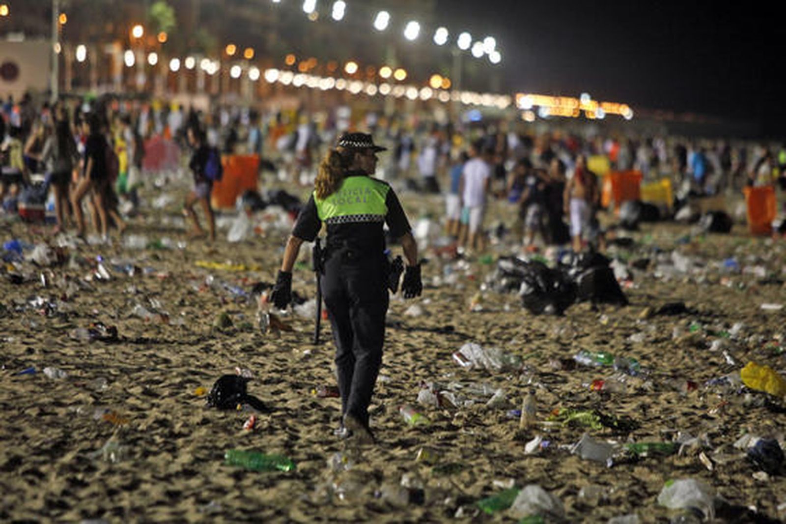 Los servicios de limpieza recogen 42 toneladas de residuos de la arena tras la noche de las barbacoas del Trofeo Carranza.

Foto: Jesus Marin