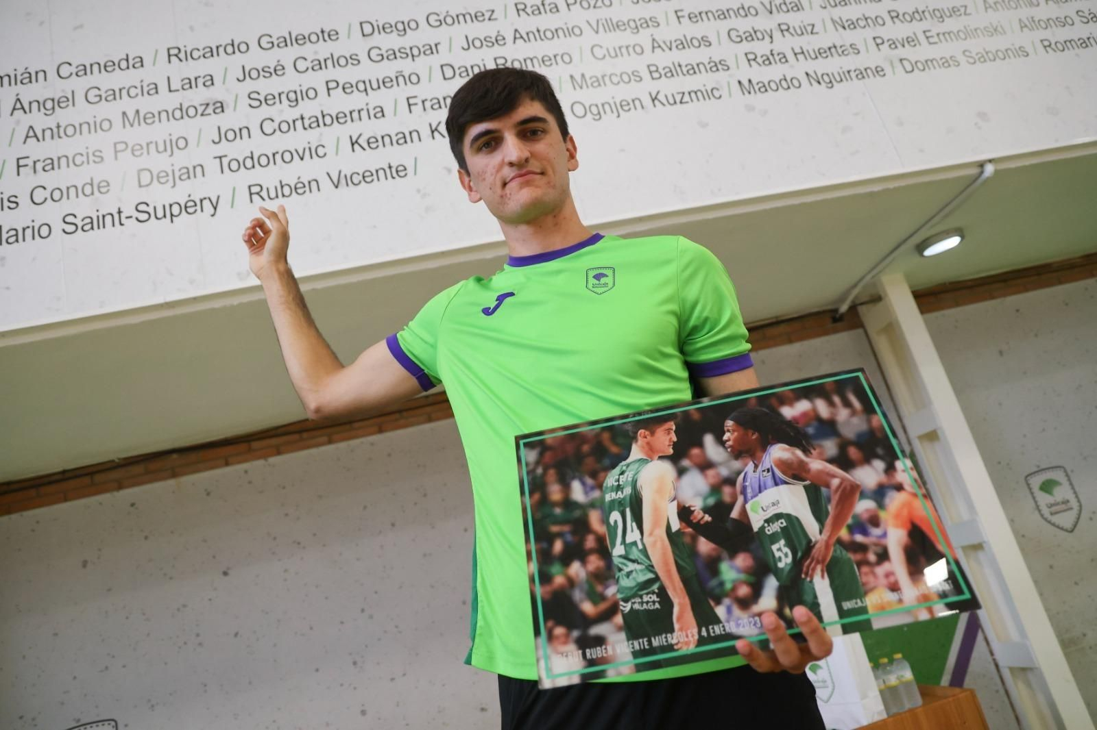 Rubén Vicente señala a su hueco en el panel