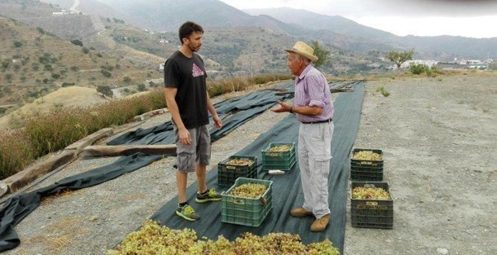 Luis Palma (izquierda) conversa con un agricultor.