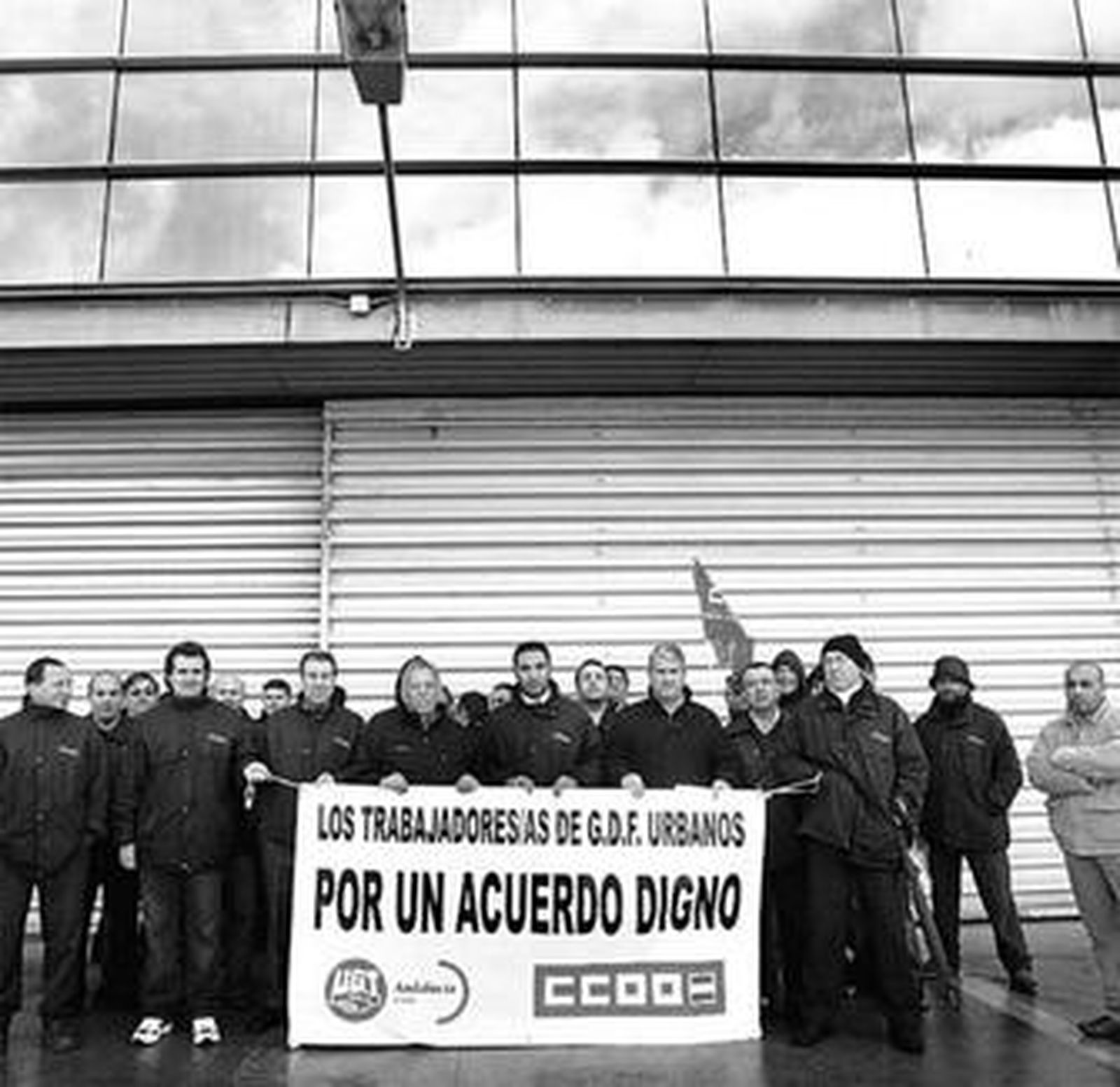Los empleados de la empresa GDF, concentrados frente a las cocheras.