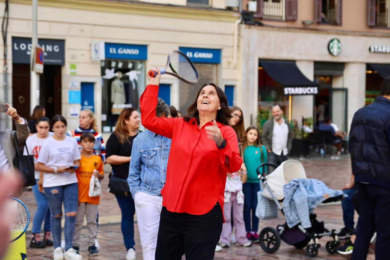 El alcalde De la Torre se anima a jugar con Conchita Martínez en la presentación de la BJKC