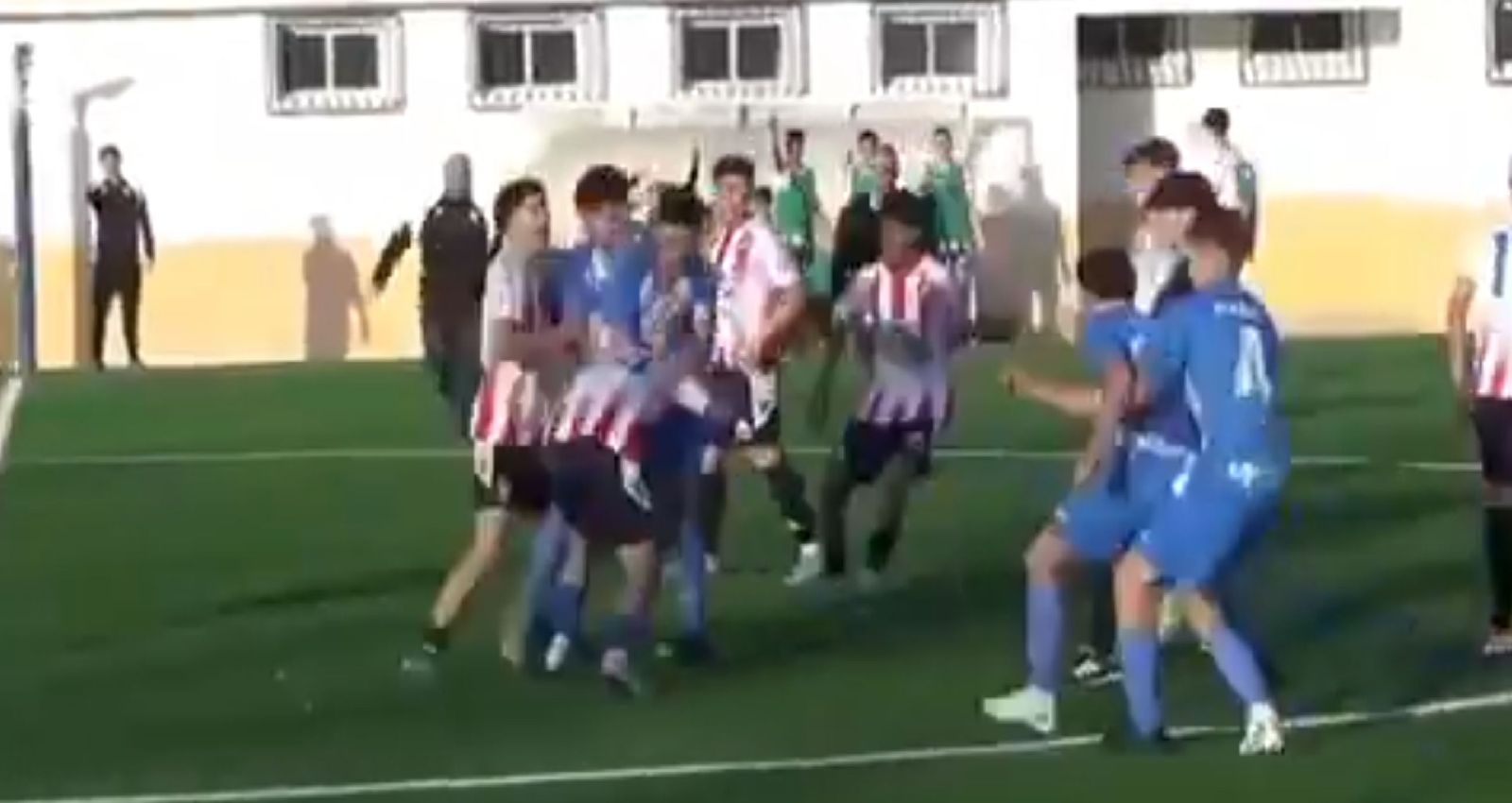 Pelea entre ambos equipos.