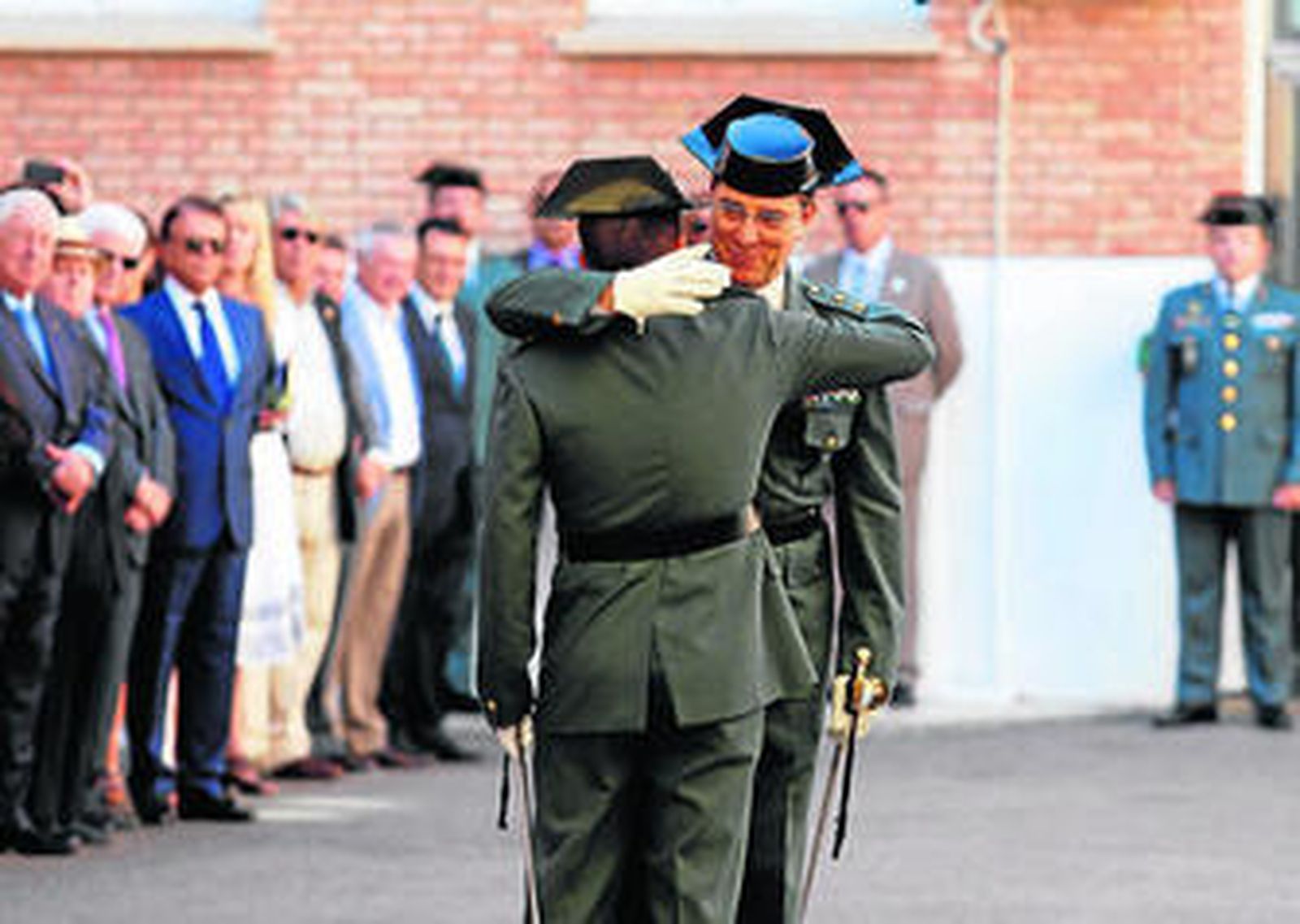Jesús Esteban Gutiérrez recibe la felicitación de uno de los mandos tras la jura de su cargo.