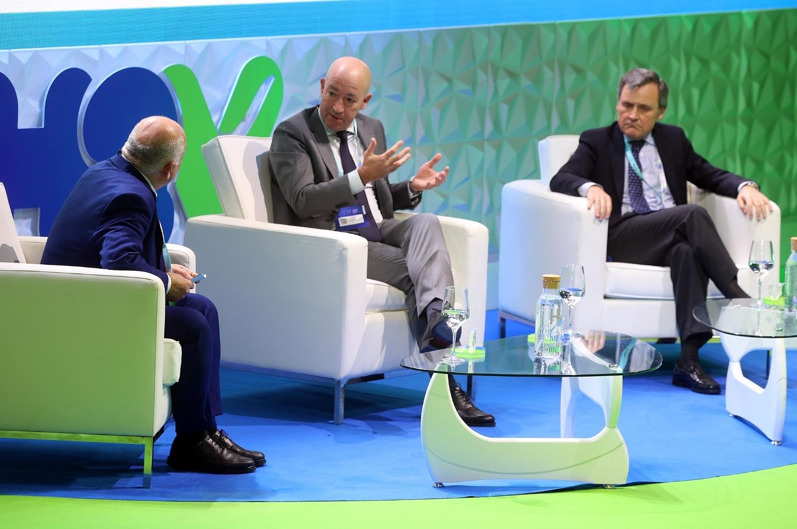 Imágenes de las mesas redondas 'H2V como vector de descarbonización' y 'Metanol Verde' este viernes en Huelva