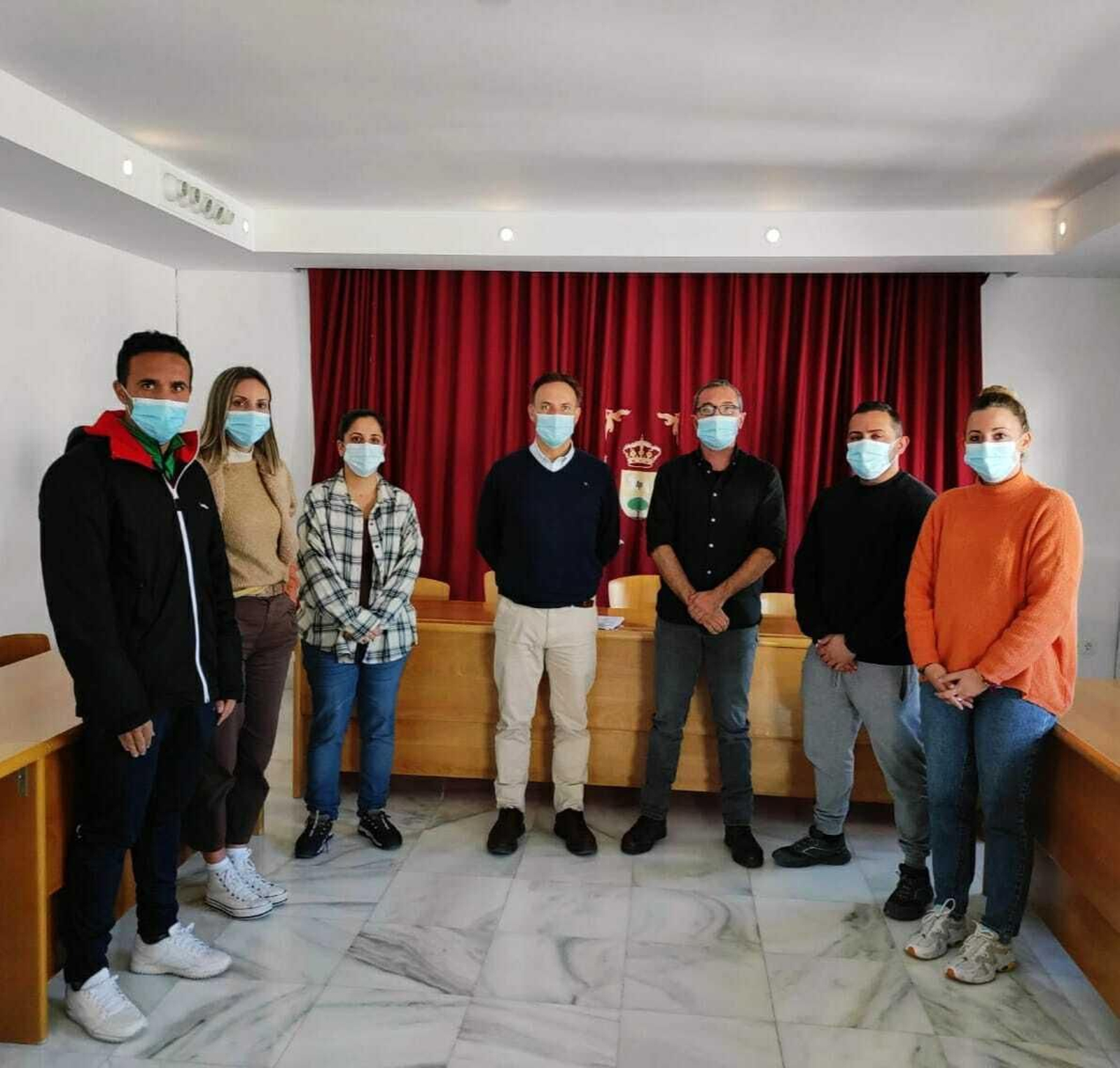 El diputado David de la Encina y el alcalde Daniel Pérez, con otros concejales del gobierno.