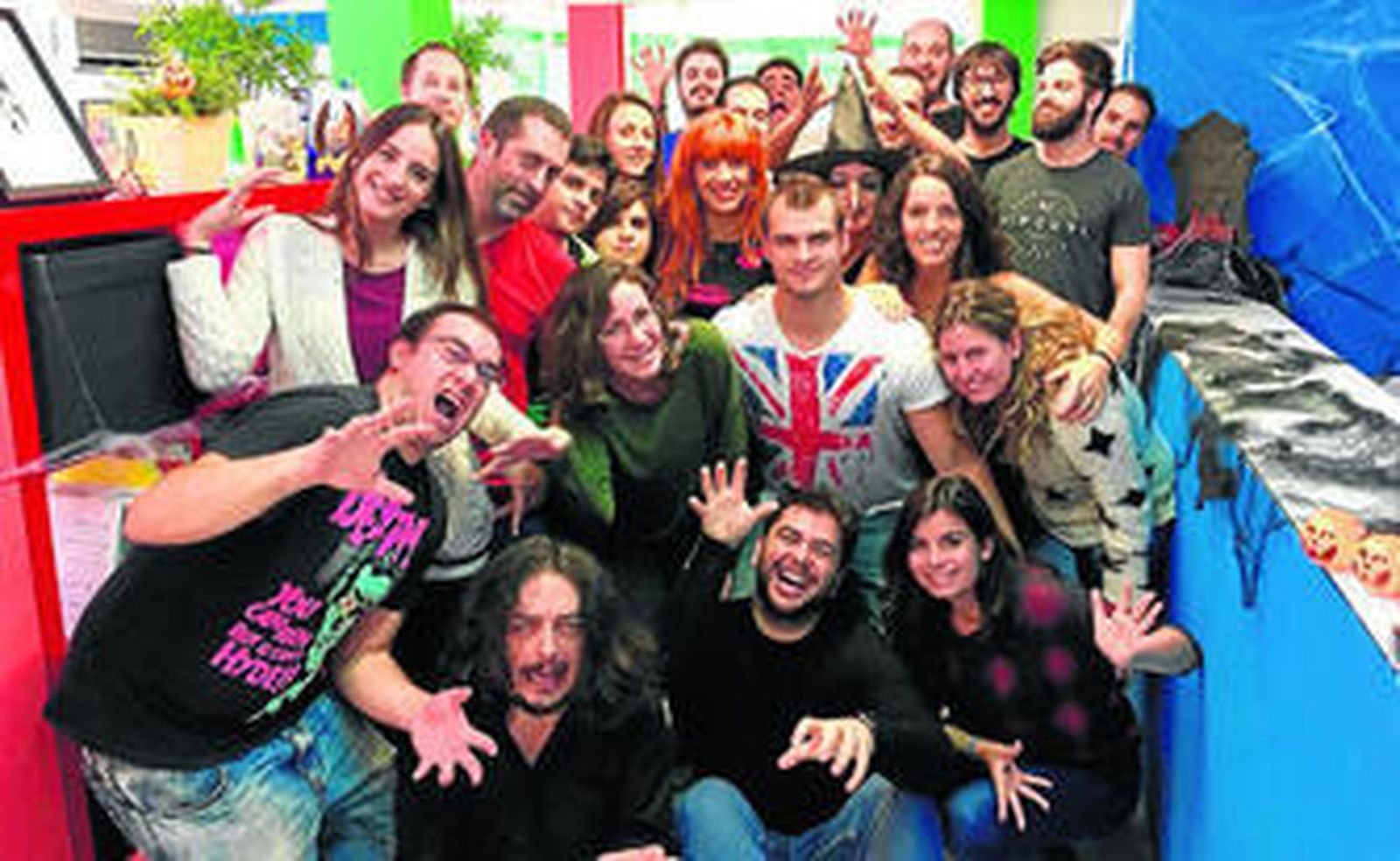 La joven plantilla de Kibo haciendo piña en la pasada fiesta de Halloween.