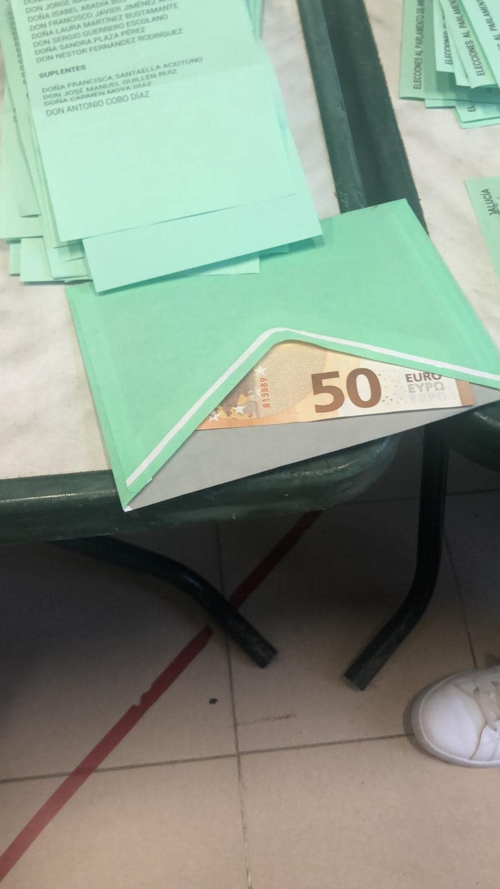 Sorpresa durante el recuento de votos en un colegio electoral de Motril al encontrar una "papeleta" inusual