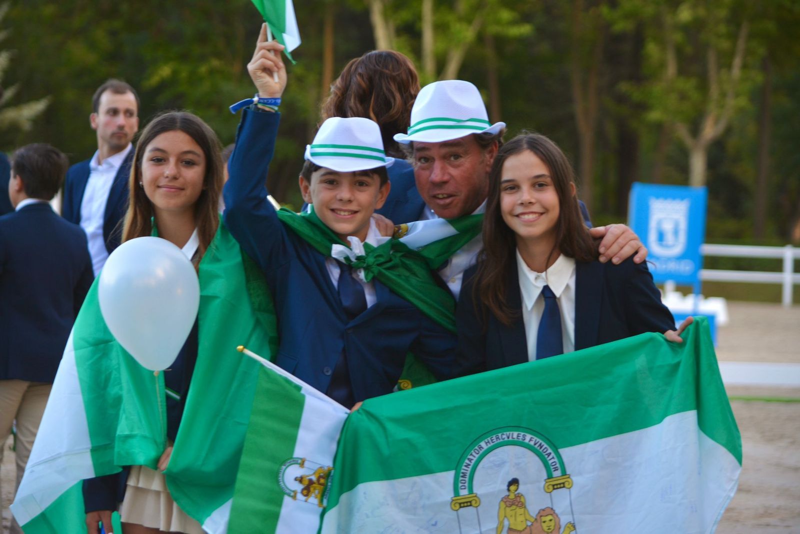 Los tres jinetes del Dressage Sotogrande, con el técnico, Diego Ramírez