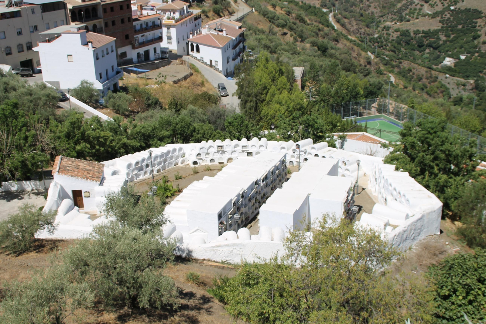 El cementerio redondo de Sayalonga.