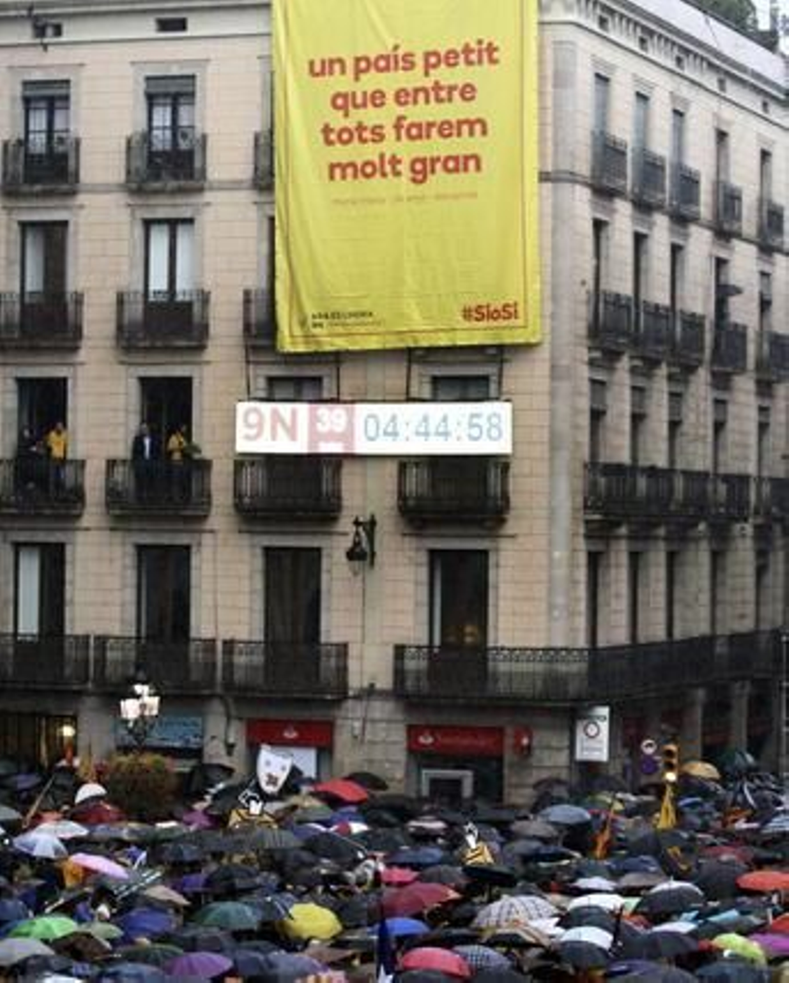 Miles de personas protestan en Barcelona contra la suspensión de la consulta