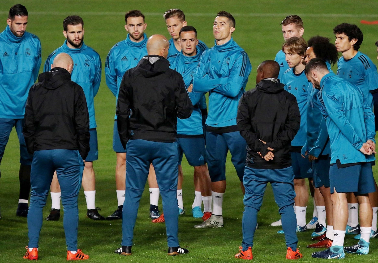Zidane da las instrucciones a sus futbolistas antes de comenzar la sesión preparatoria en el estadio del Apoel en Nicosia.