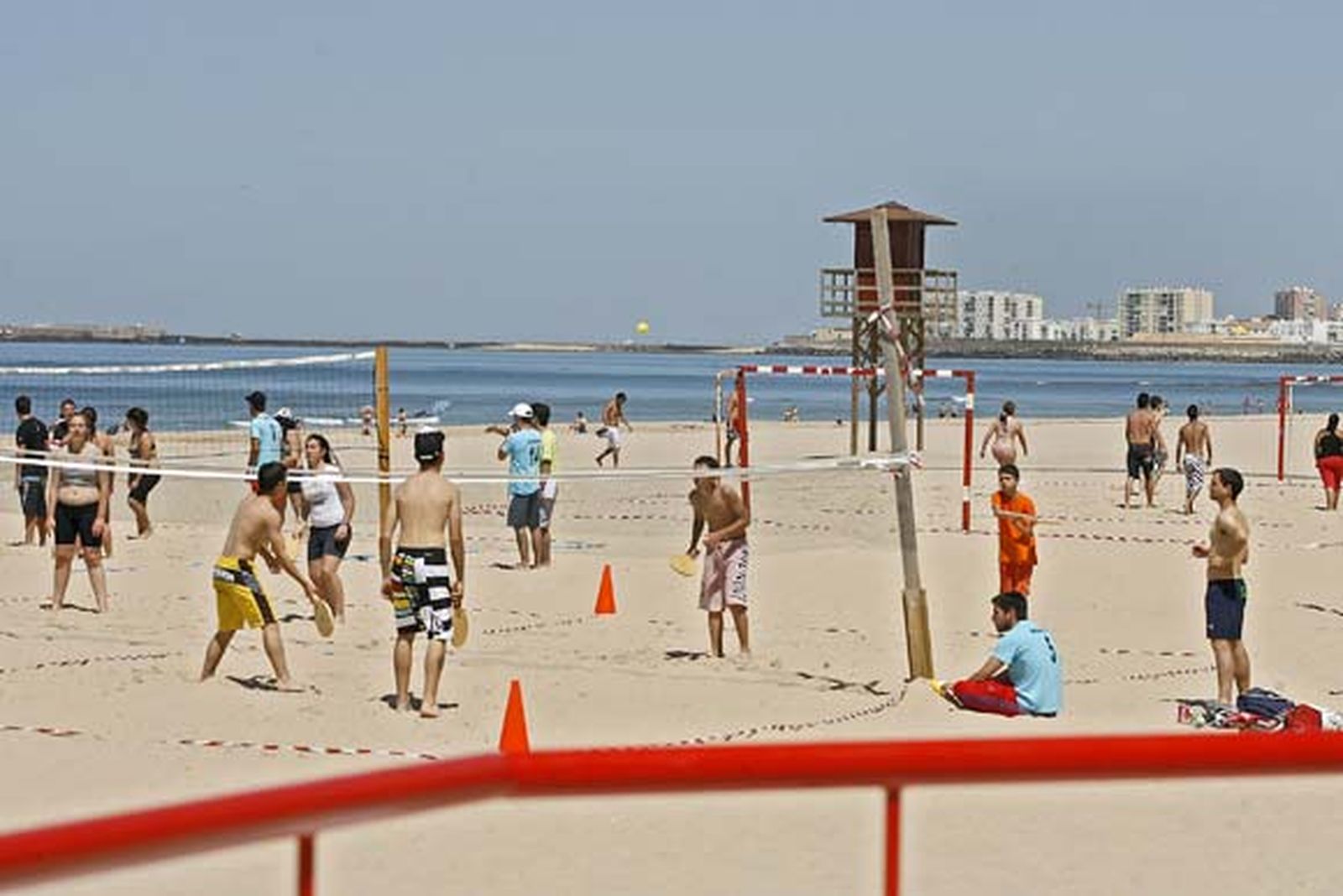 Decenas de operarios se afanan estos días por dejar la zona estrella del verano gaditano en perfecto estado./Joaquín Pino

Foto: Joaquin Pino
