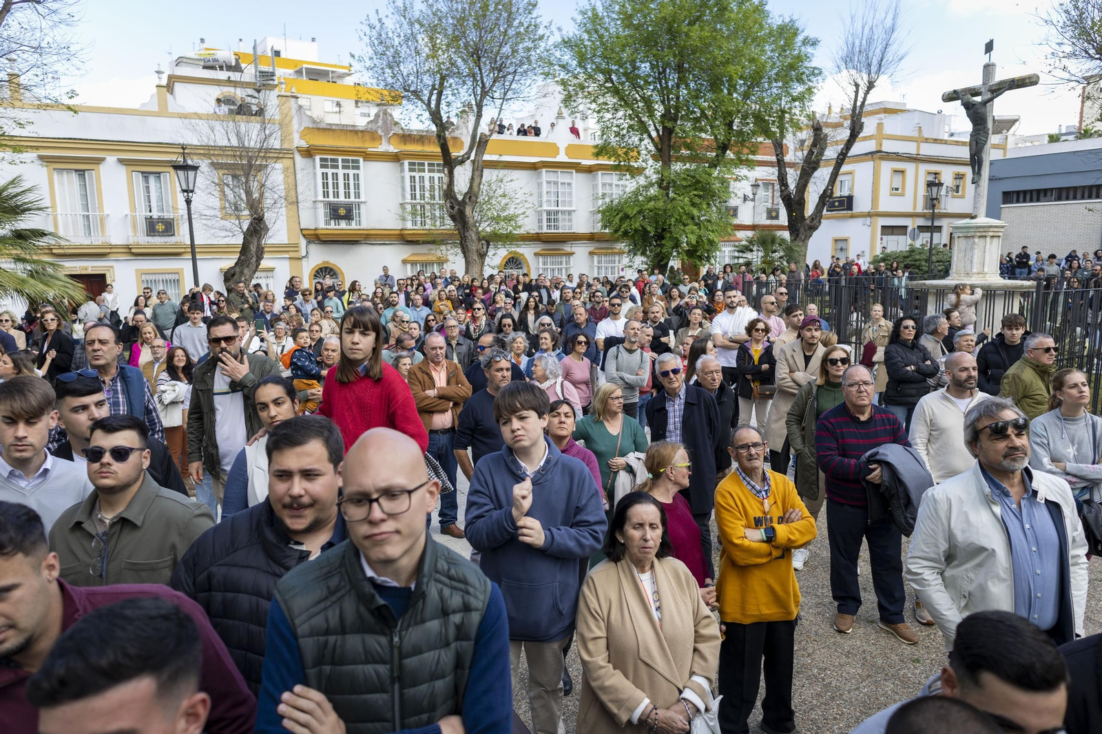 En imágenes, Vera Cruz también adelanta su salida y recorta su recorrido en el Miércoles Santo de la Semana Santa 2025 de San Fernando