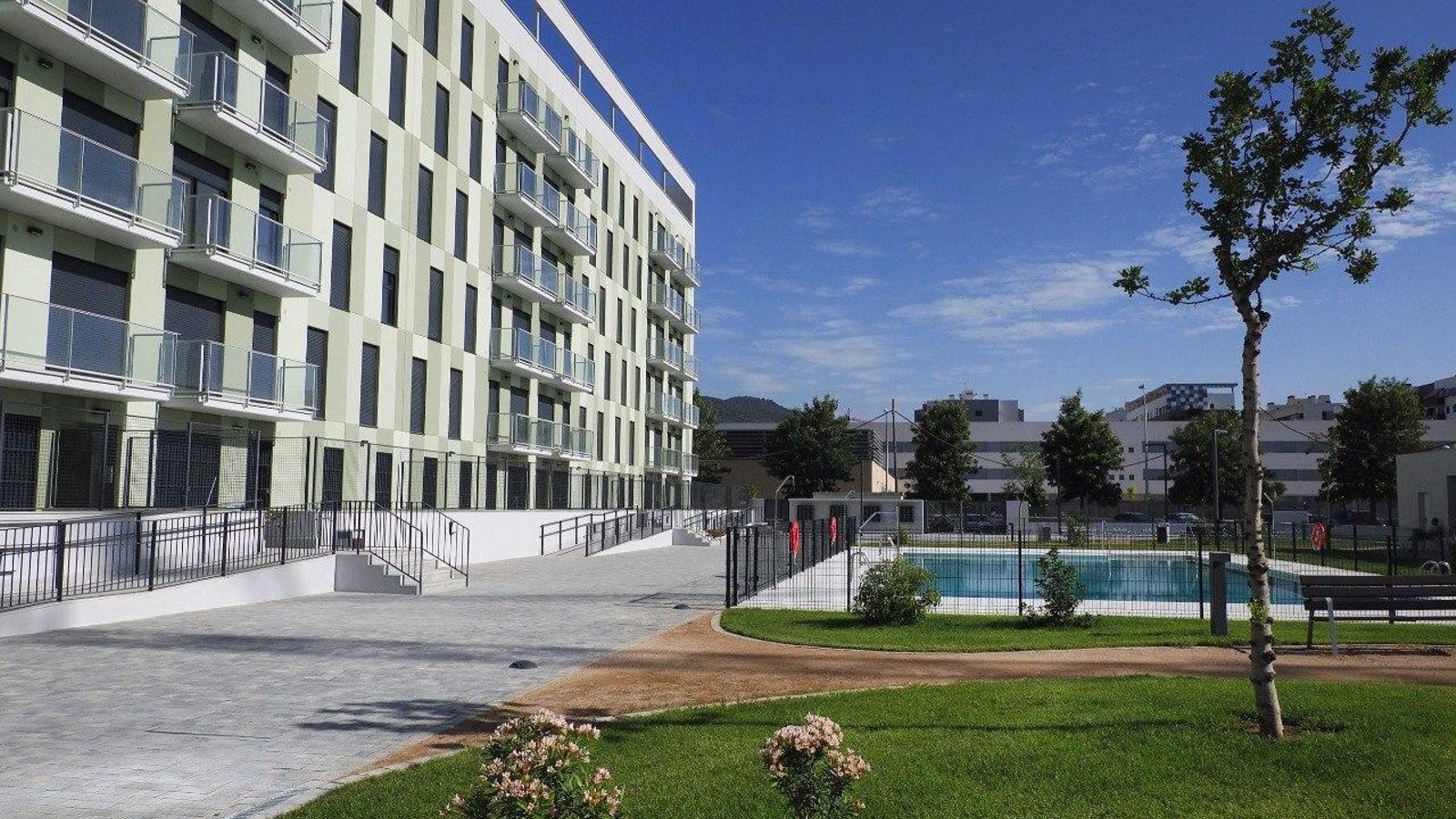 Zonas ajardinadas y de piscina de una de las promociones.