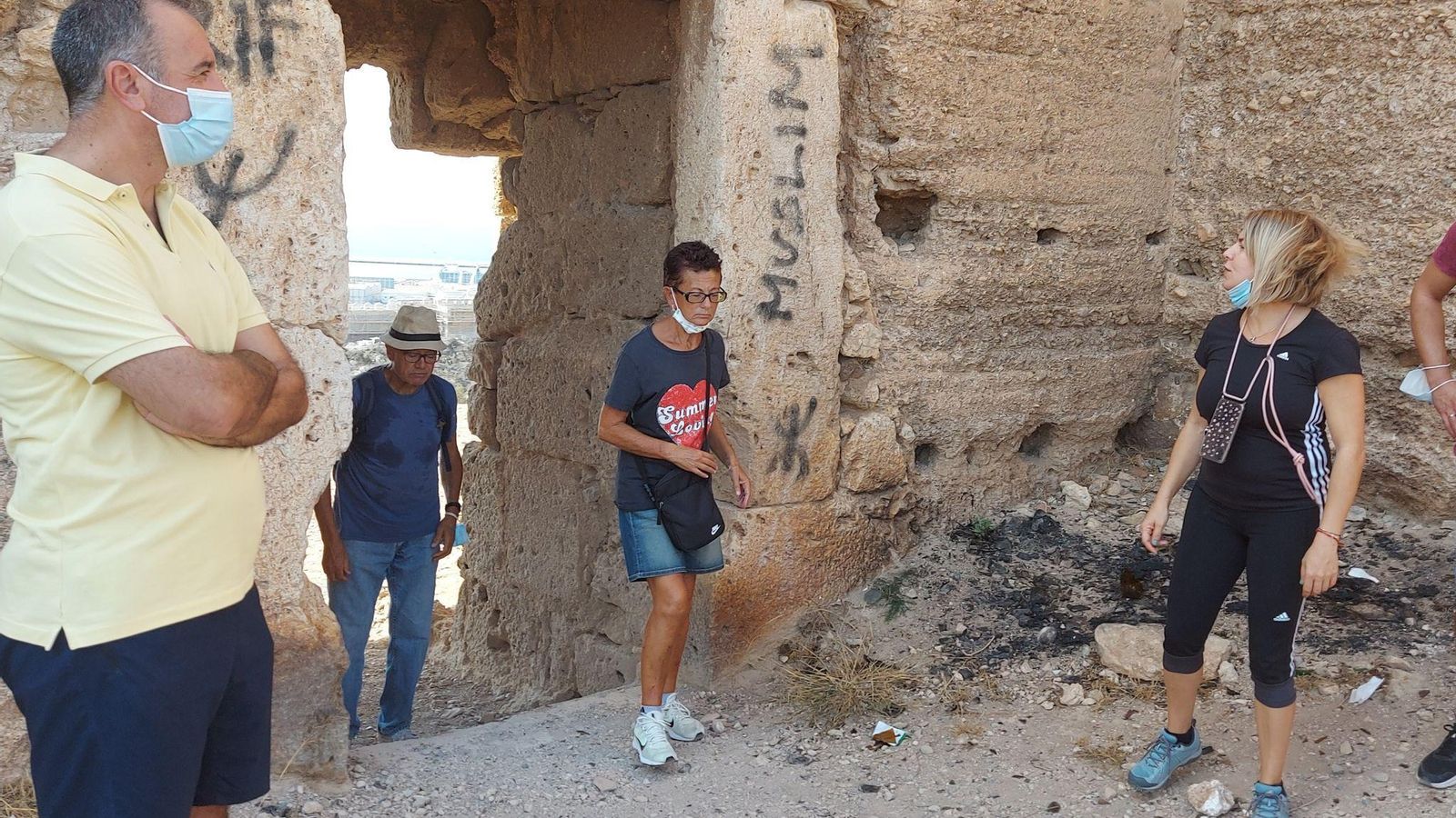 Nuevas pintadas en las murallas del Cerro de San Cristóbal.