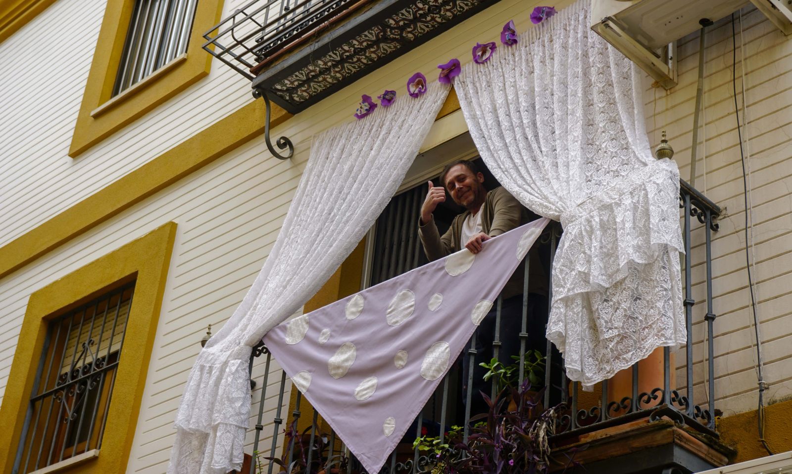 Mantones y farolillos en los balcones