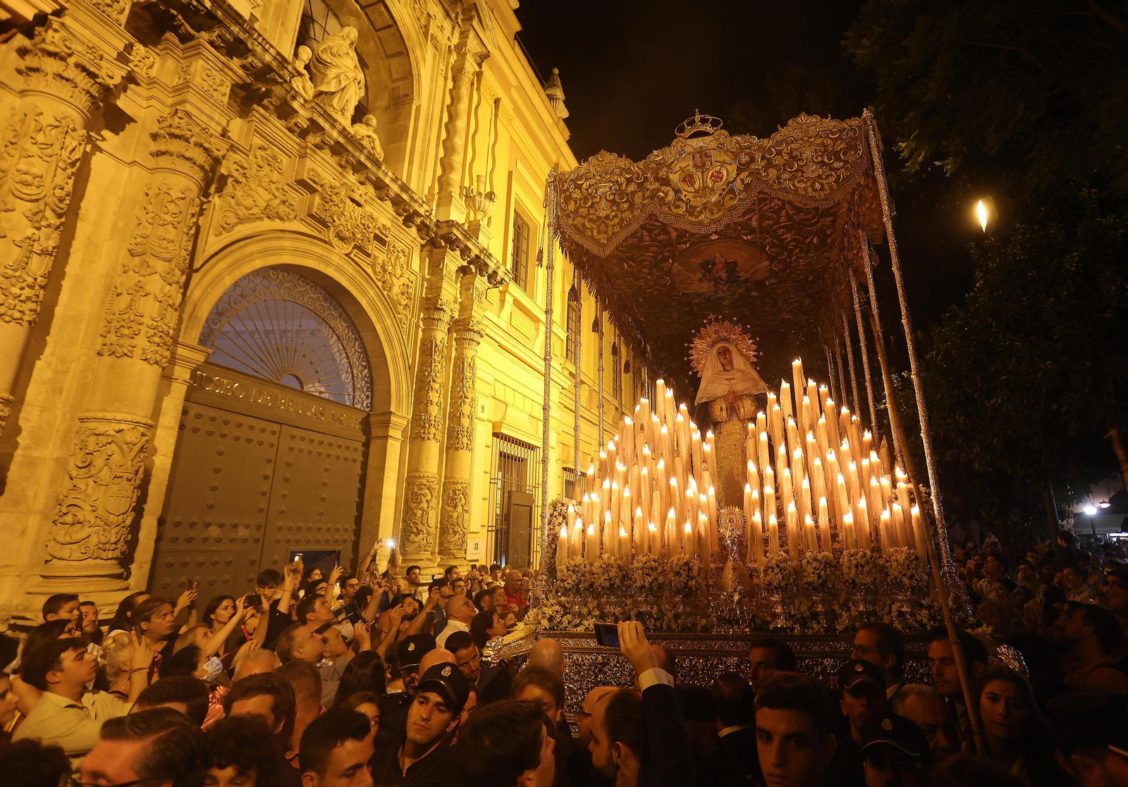 Sevilla se agolpaba al paso de la Virgen de las Aguas tras tres años sin salir a la calle.