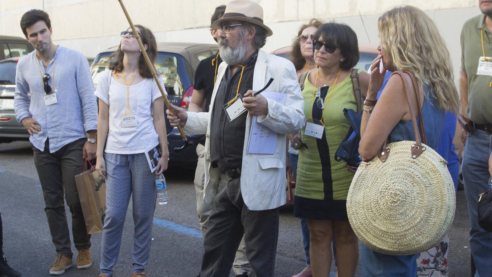 Enrique Salazar explica al grupo junto a Leonor tejera (de espaldas)