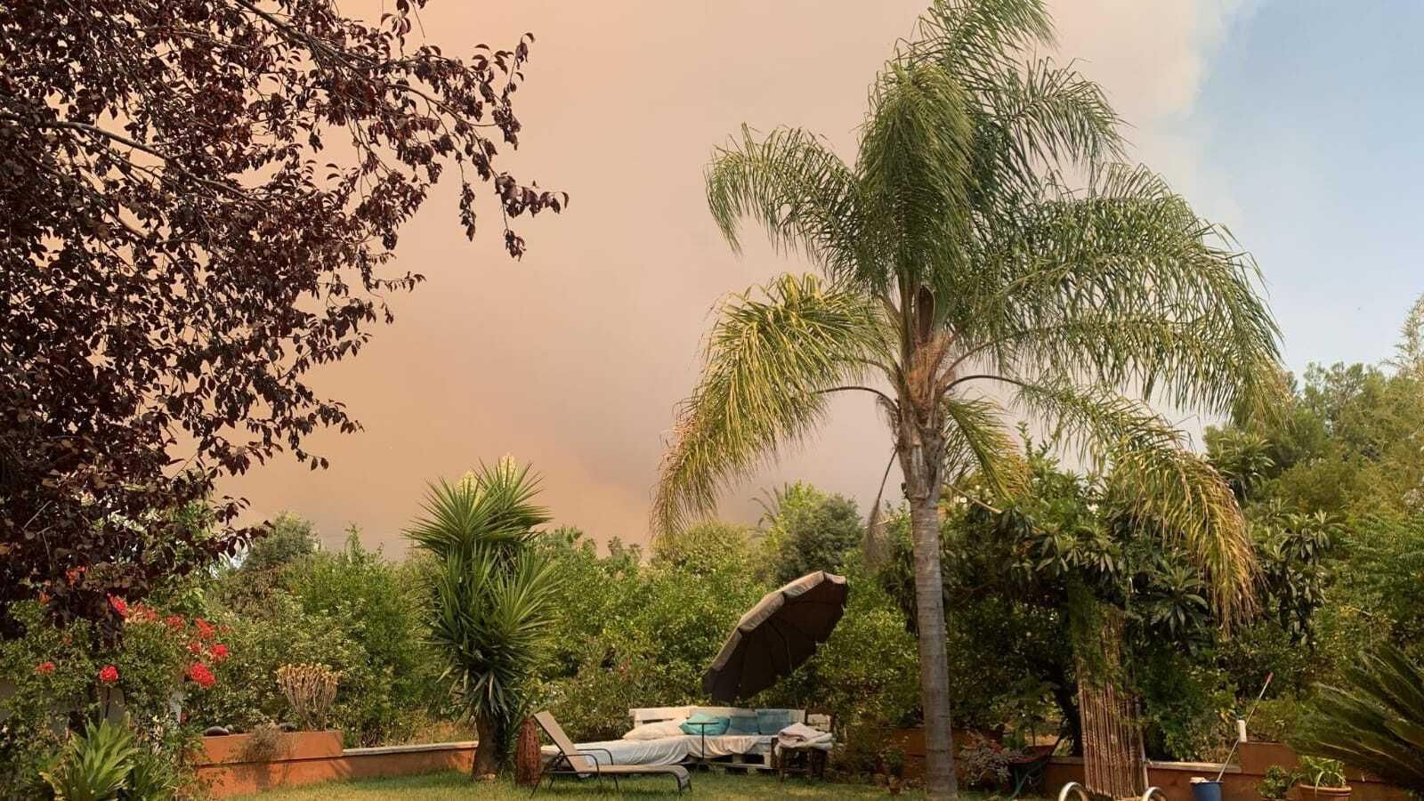 Columna de humo vista desde una de las casas de Alhaurín el Grande