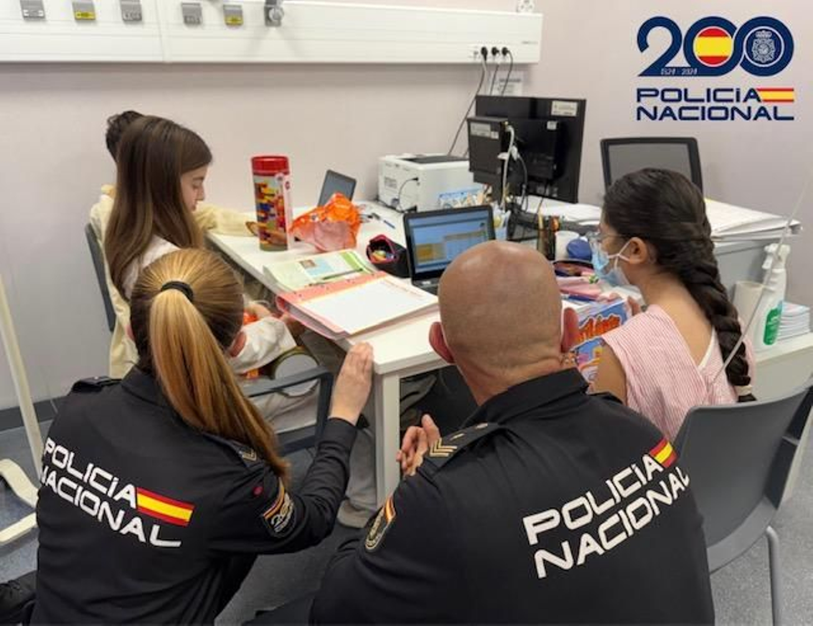 Agentes de la Policía Nacional con los niños de Torrecárdenas.