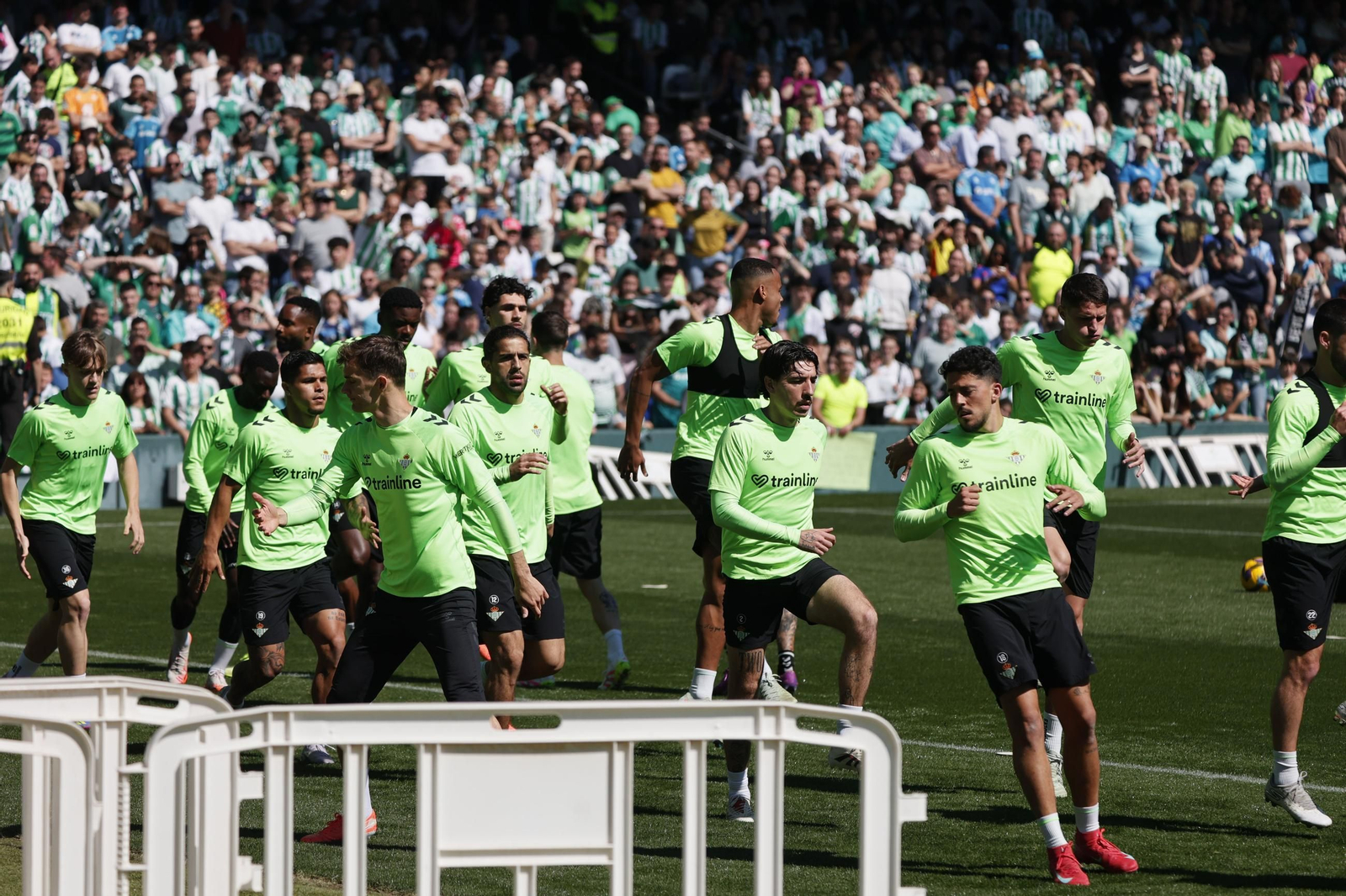Las imágenes del gran ambiente en el entrenamiento del Betis