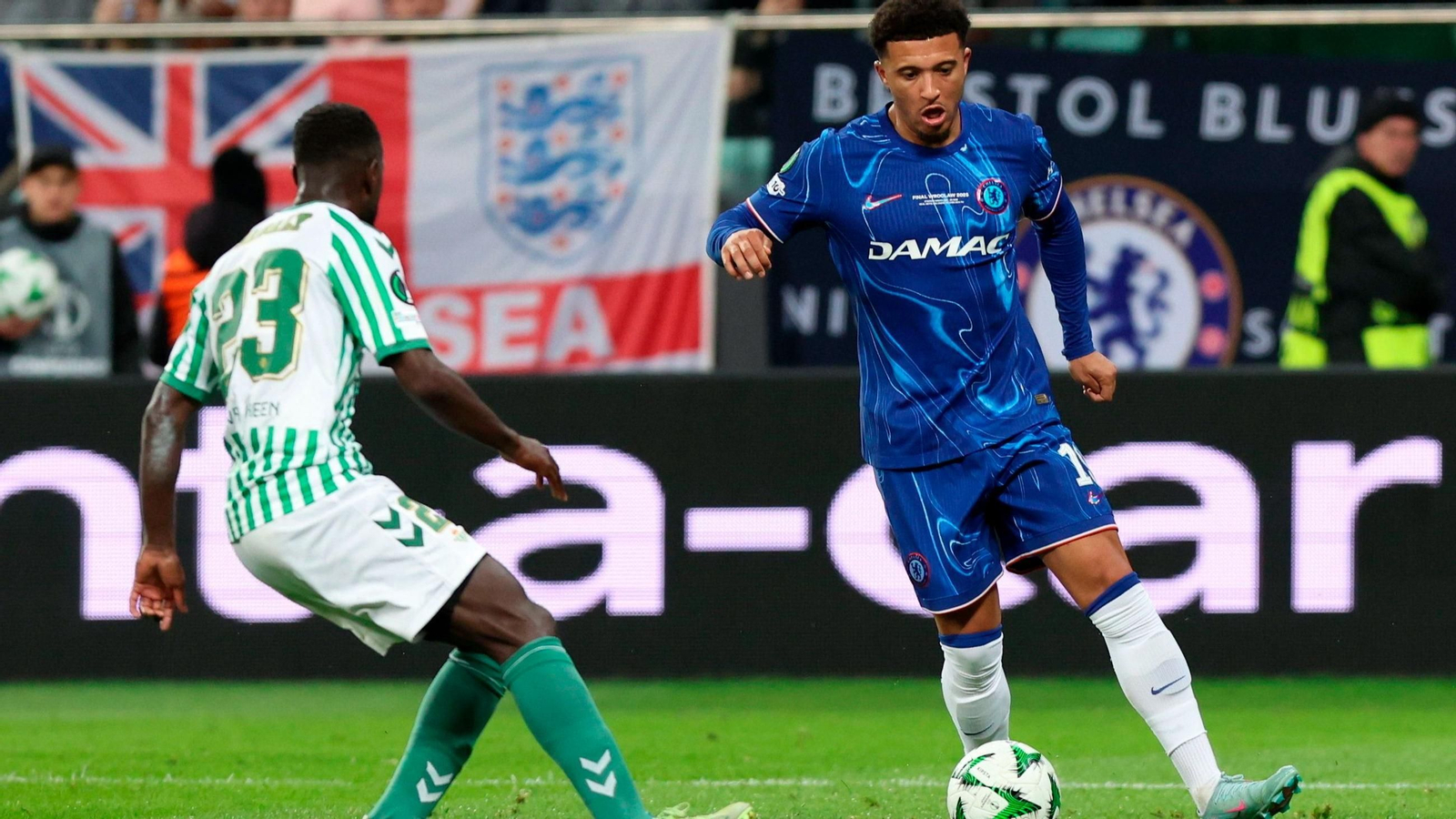 Jadon Sancho encara a Sabaly en la final de la Conference League.