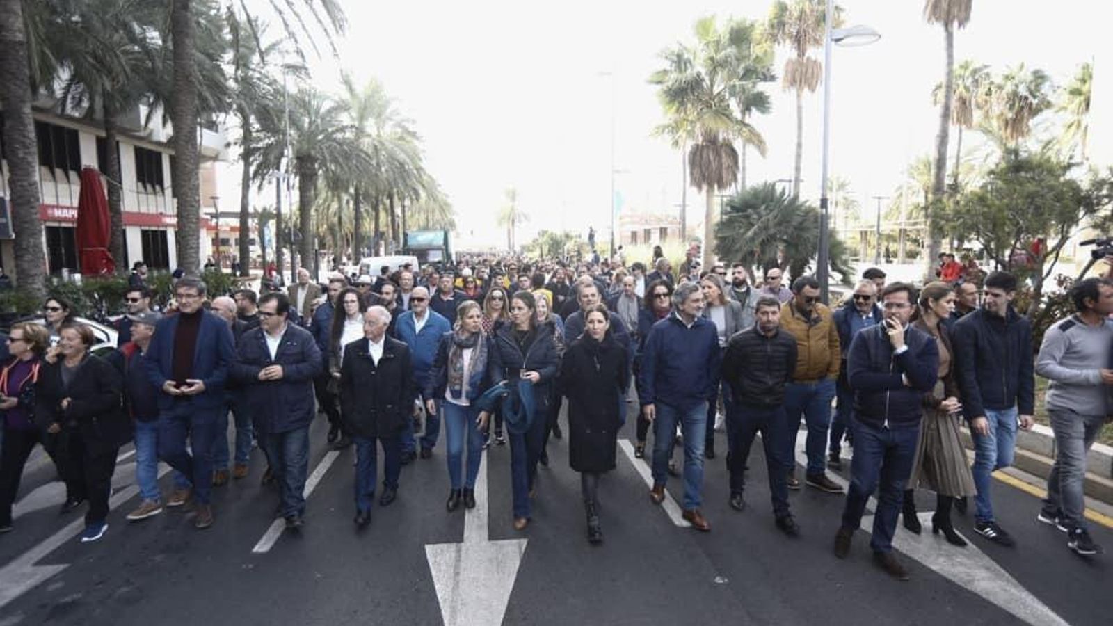 Autoridades políticas de la Junta de Andalucía, de la Diputación Provincial y de distintos ayuntamientos apoyan a los agricultores