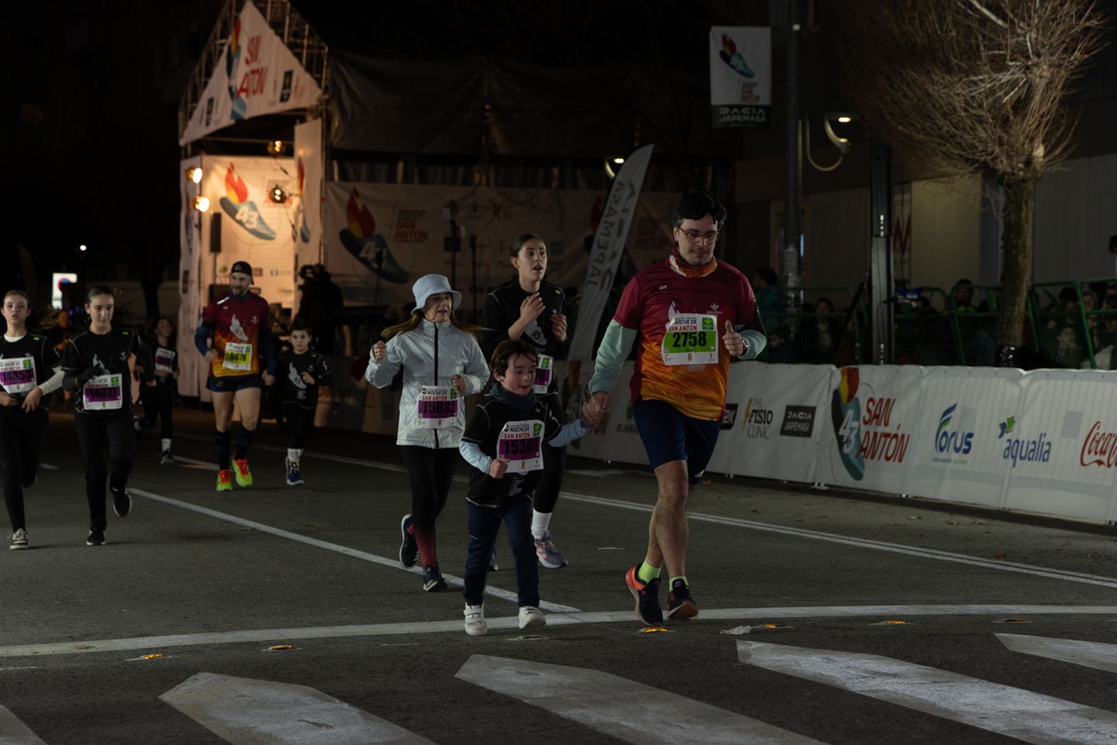 En imágenes: 2.000 atletas brillan con luz propia en la infantil de la Carrera de San Antón 2026