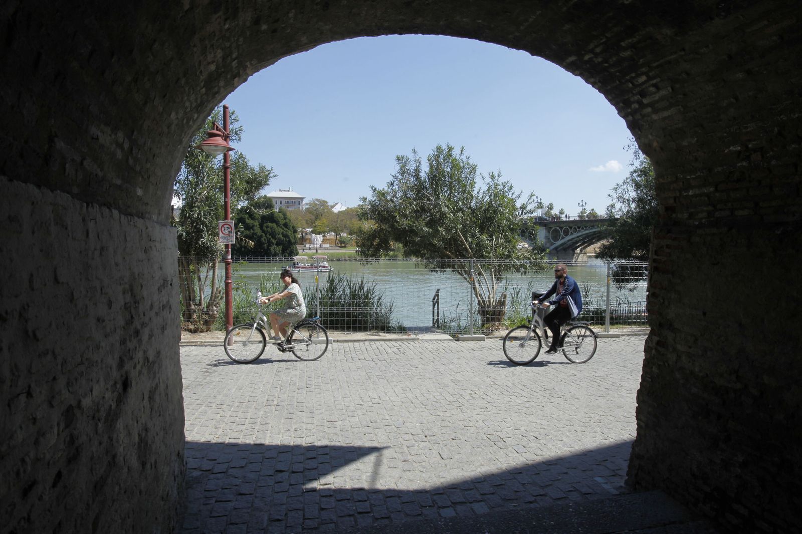 Dos ciclistas circulan por el Paseo de la O.