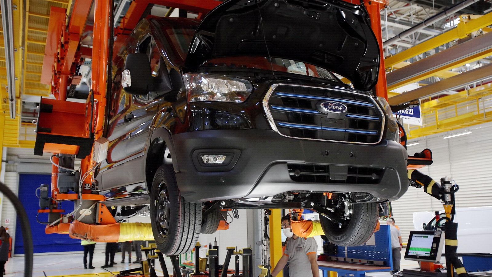 La producción de la E-Transit ha supuesto una importante inversión en Ford Otosan, donde se comienza ahora la fabricación masiva.