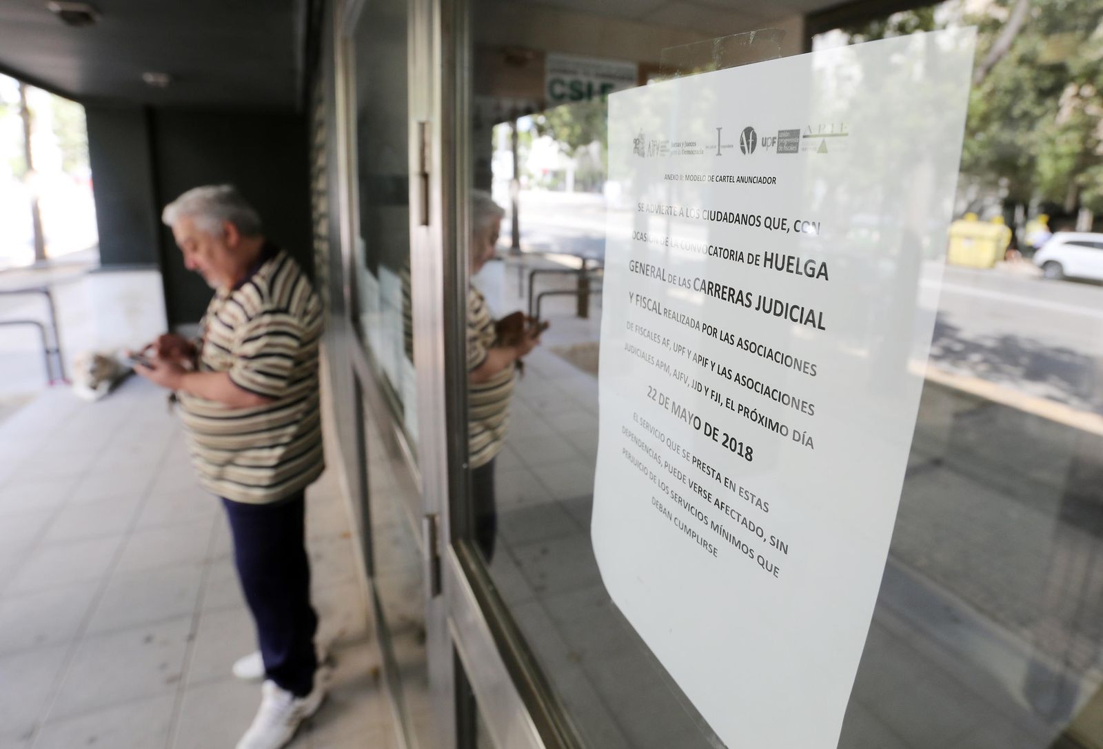 Un cartel informa en los Juzgados de García Figueras de la convocatoria de huelga que ayer se llevó a cabo.