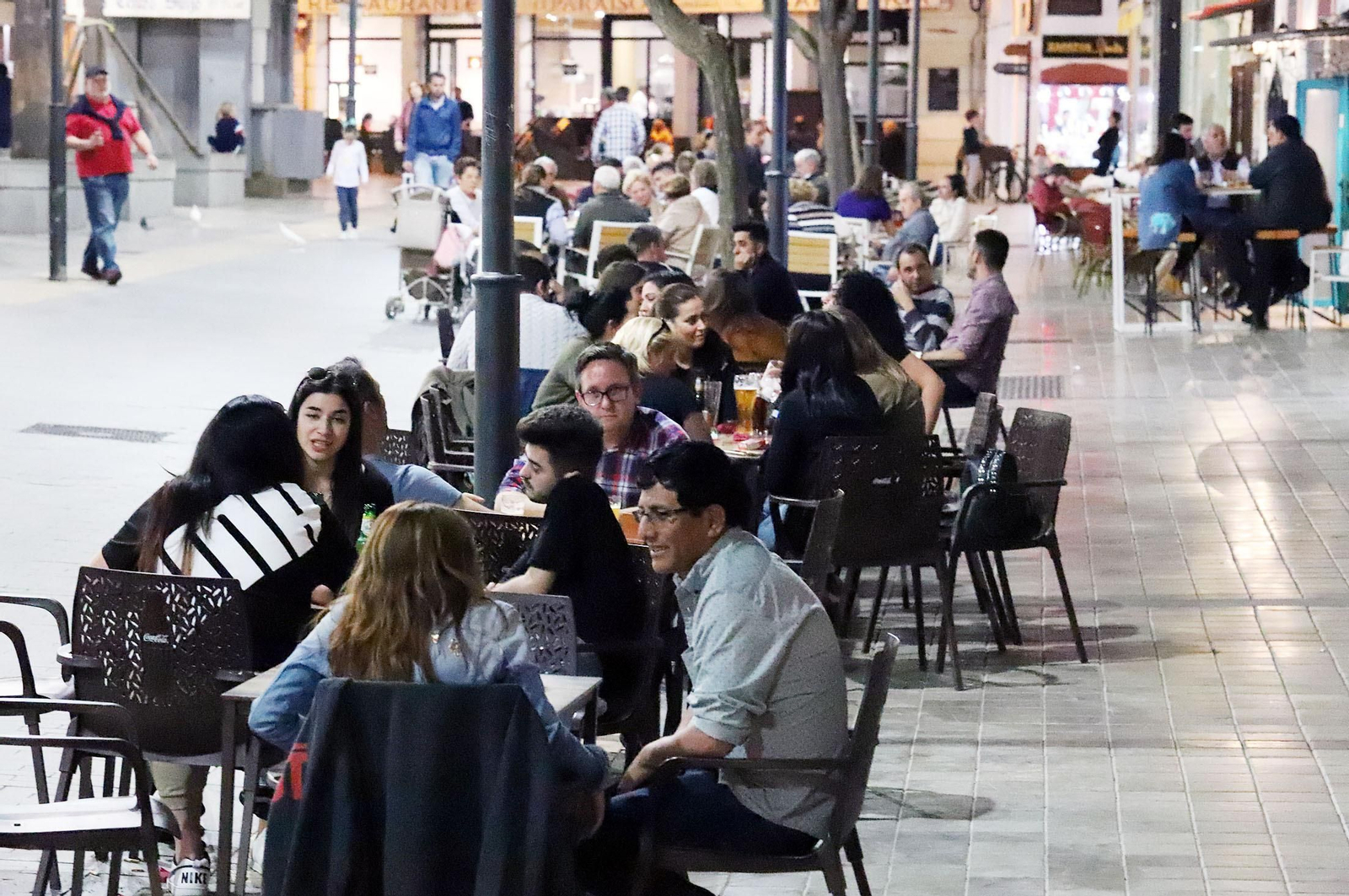 Terrazas de bares en la Plaza de las Monjas la tarde del lunes.