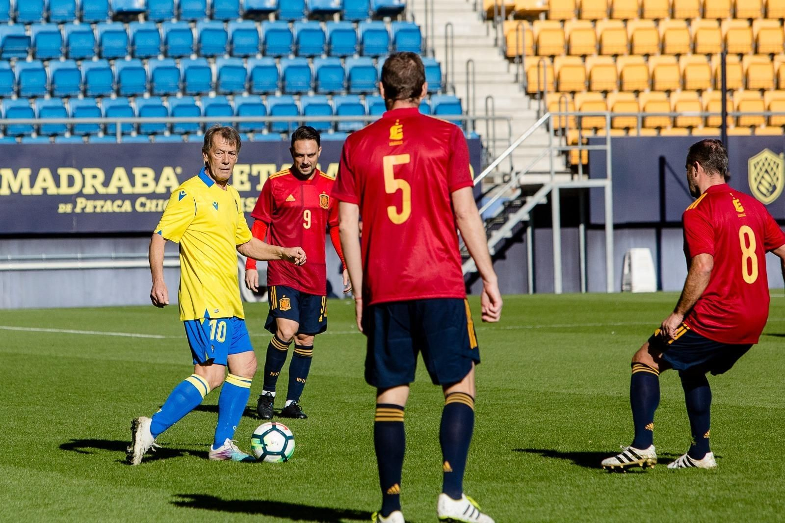 Las imágenes de la vuelta del partido de los Reyes Magos en Cádiz