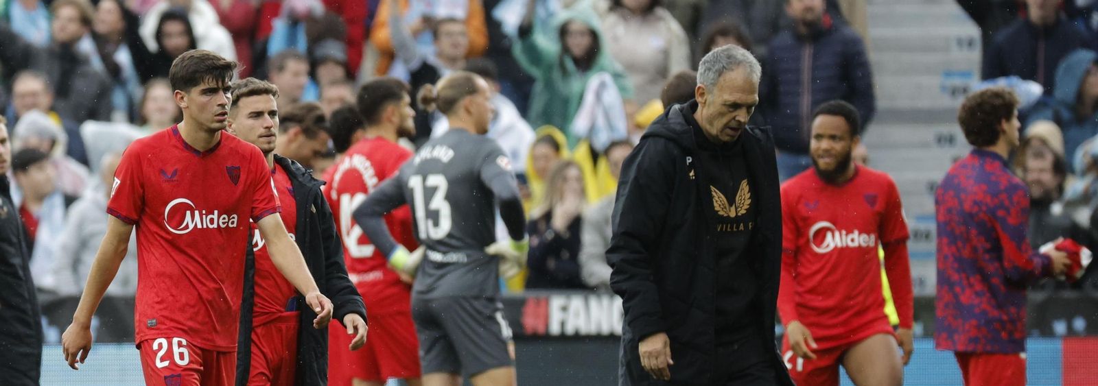 Caparrós abandona cabizbajo el césped de Balaídos con Juanlu y Pedrosa detrás.