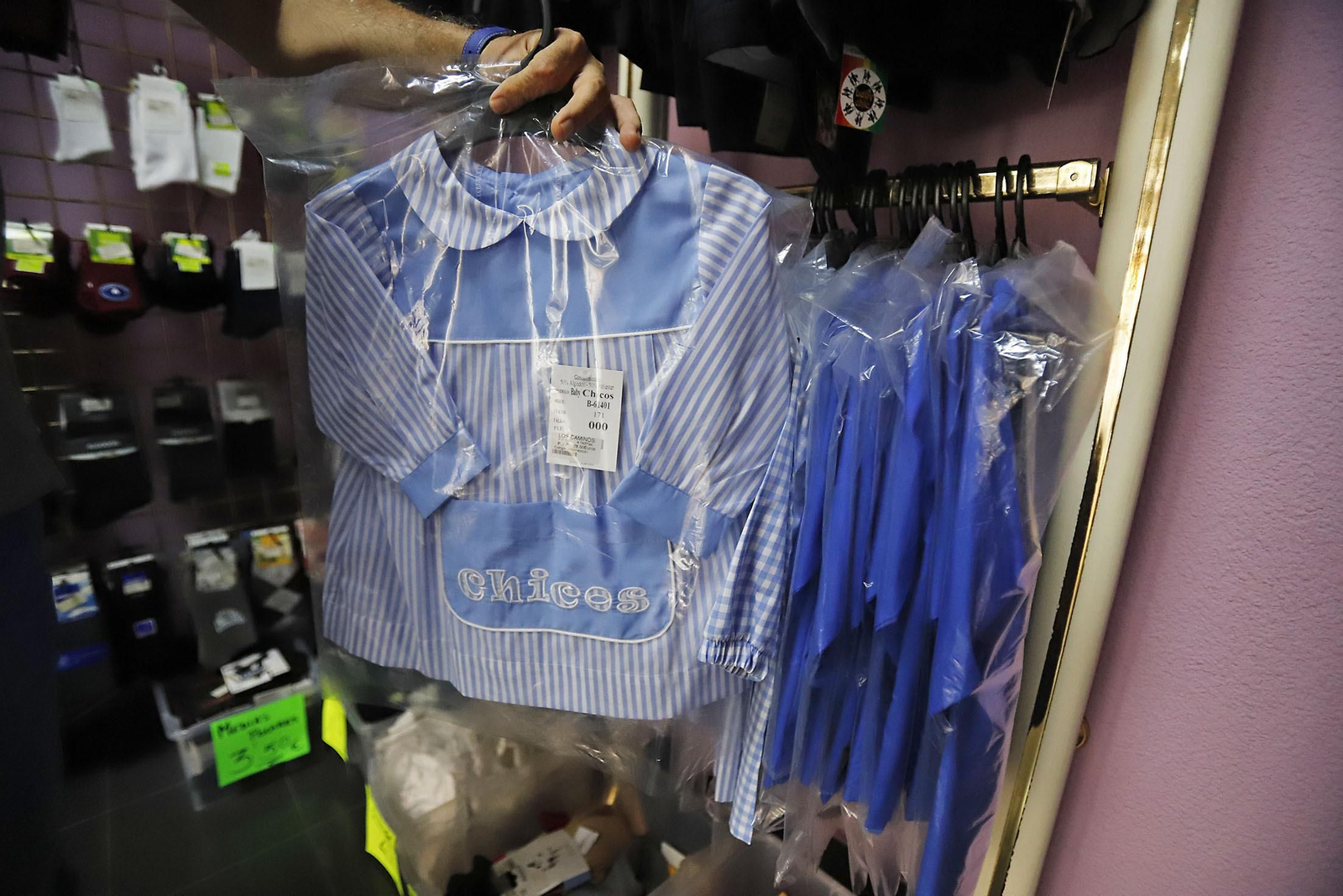 Imágenes de los preparativos del material escolar de la vuelta al cole en Huelva