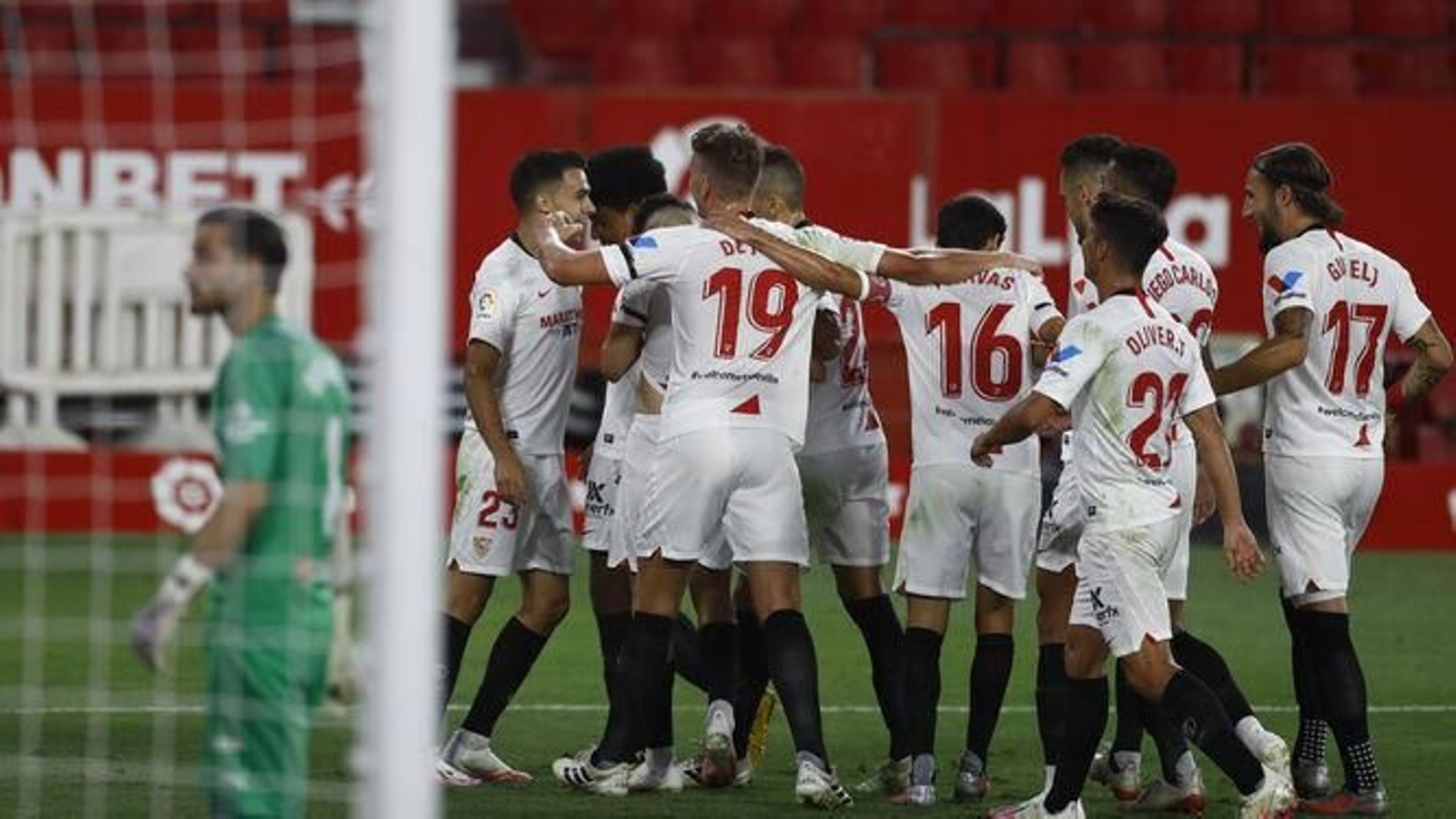 Los jugadores del Sevilla celebran el último gol, el de Reguilón al Valencia.