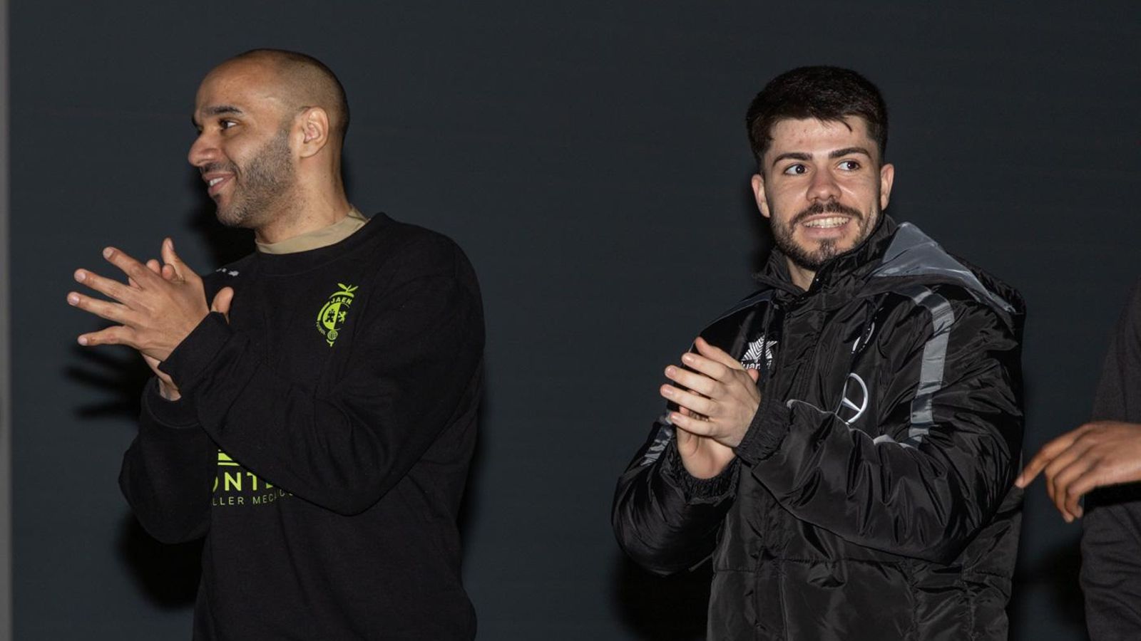 En imágenes: la Marea Amarilla alienta al Jaén Paraíso Interior FS antes de poner rumbo a la Copa de España